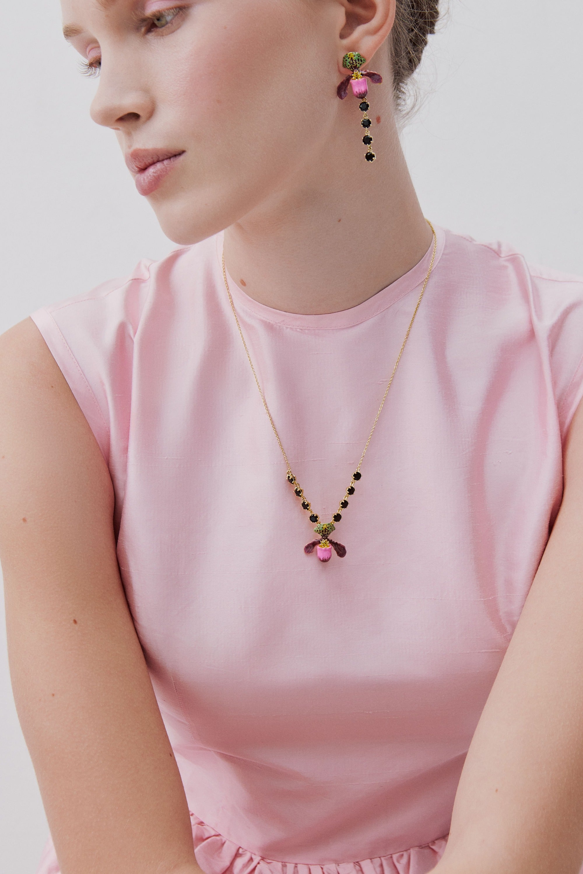 Collar orquídea zapatilla de Venus violeta y piedras de vidrio facetadas negras