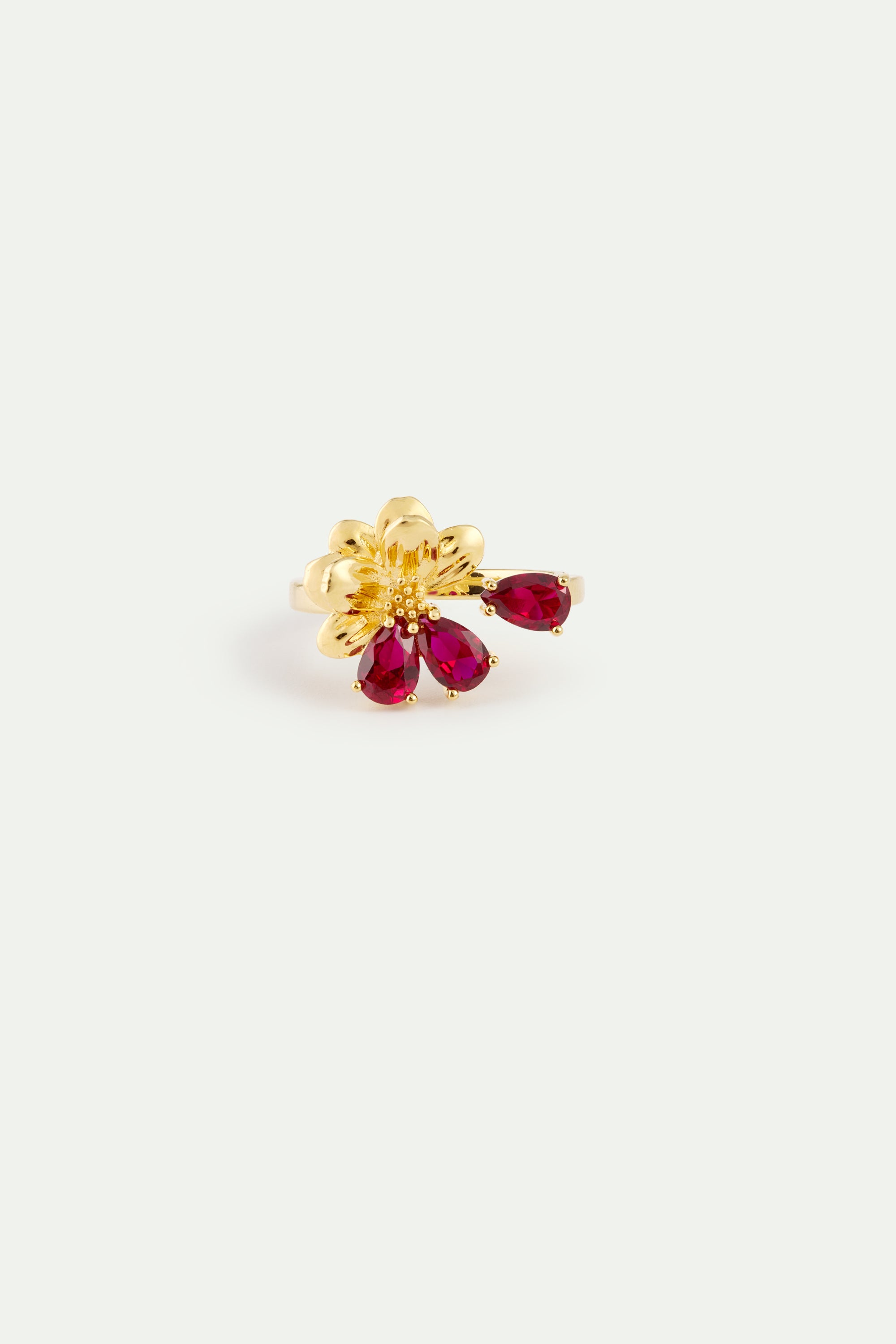 Anillo ajustable dorado con flor de cosmos y piedras rojas