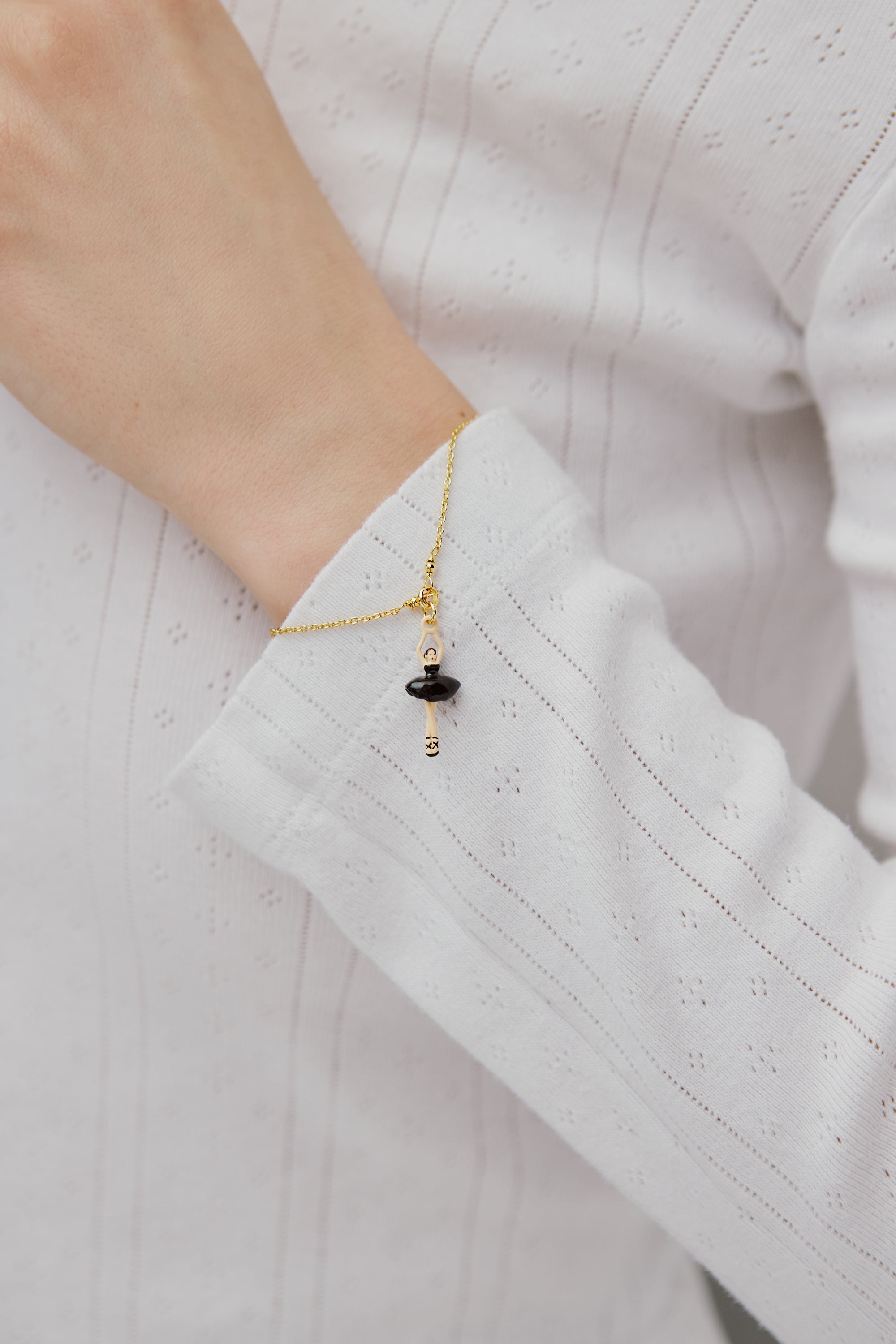 Pulsera colgante bailarina, tutú negro y perla cultivada