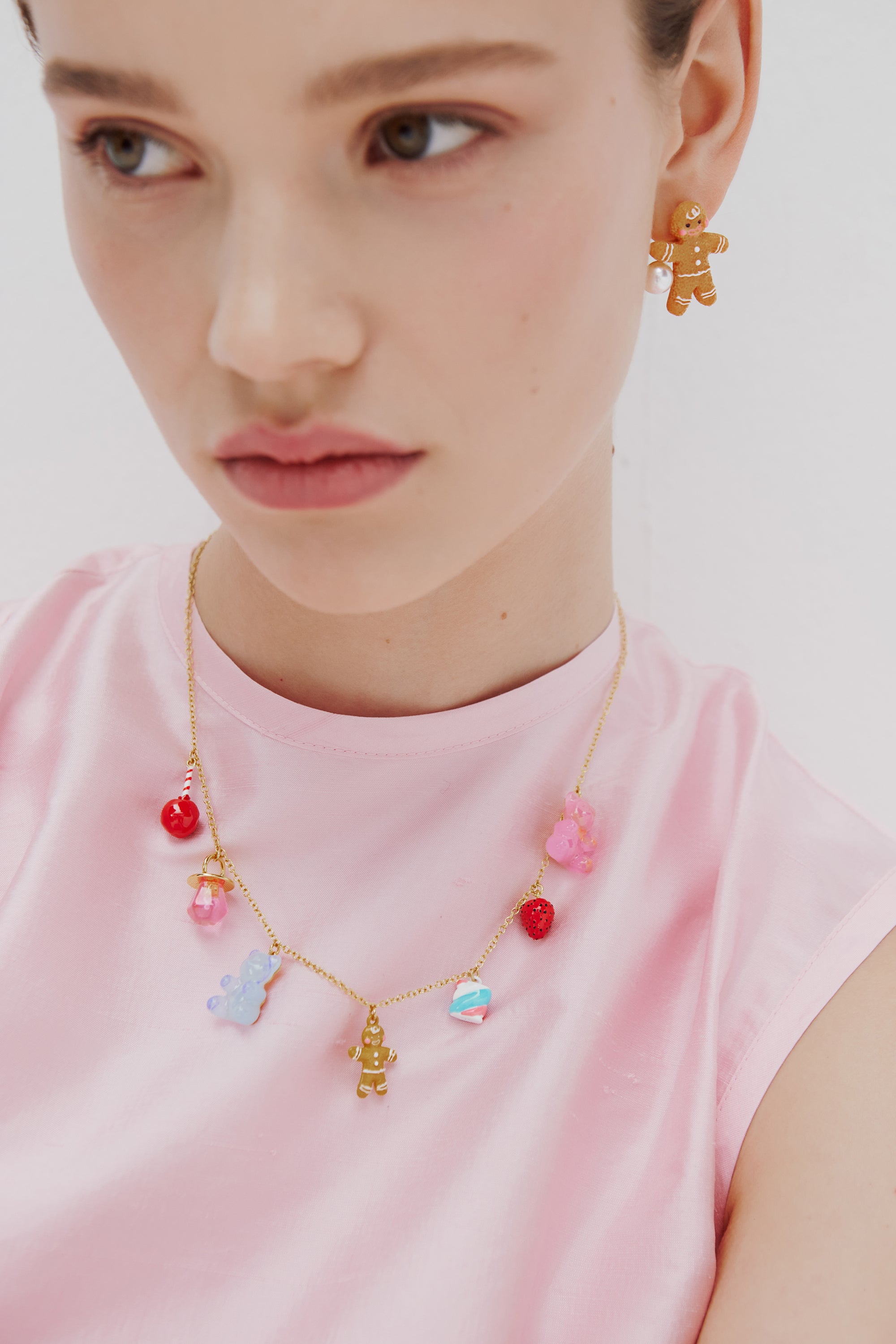 Pendientes hombrecito de pan de jengibre y perla blanca