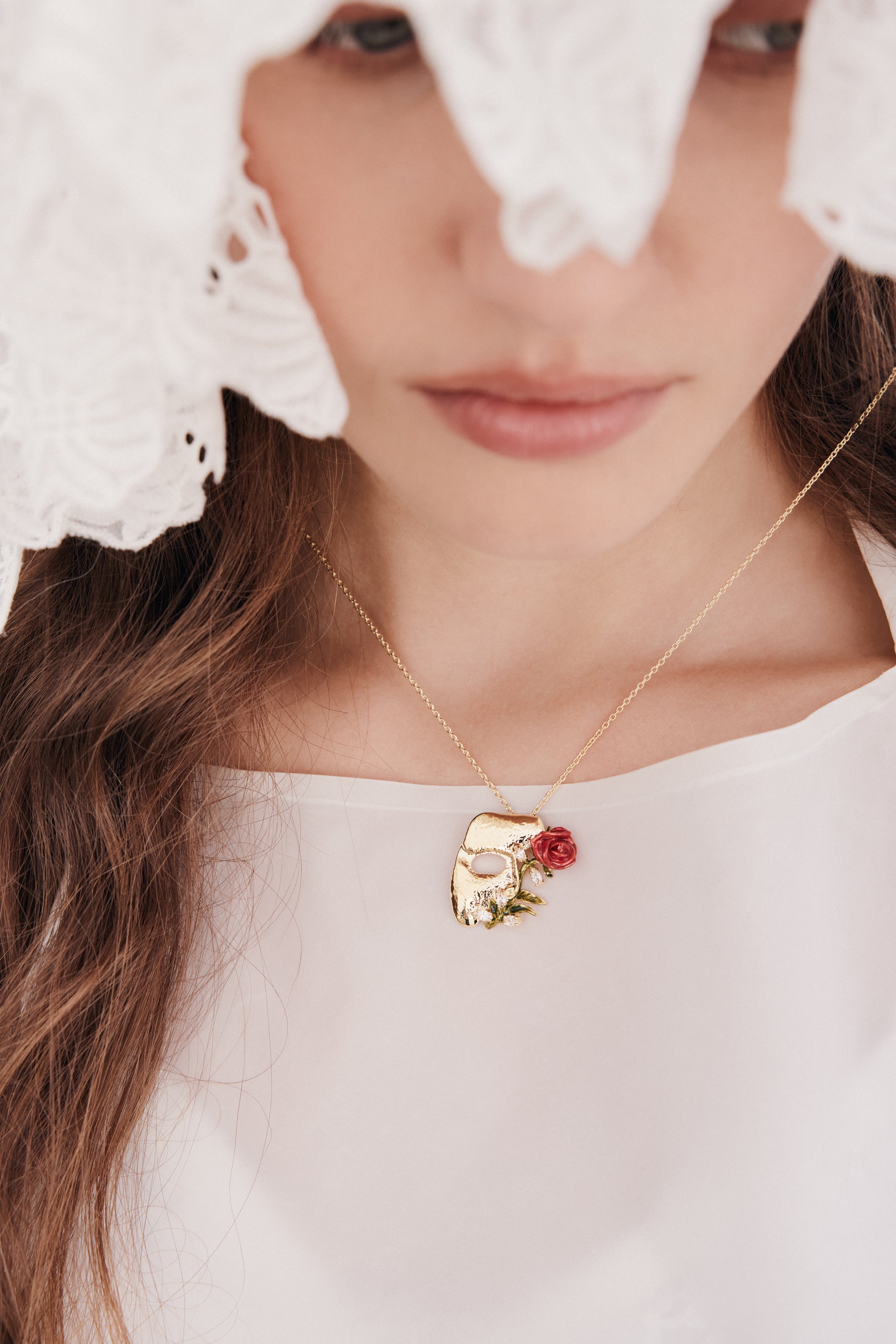 Collar con colgante máscara dorada, rosa y cristales