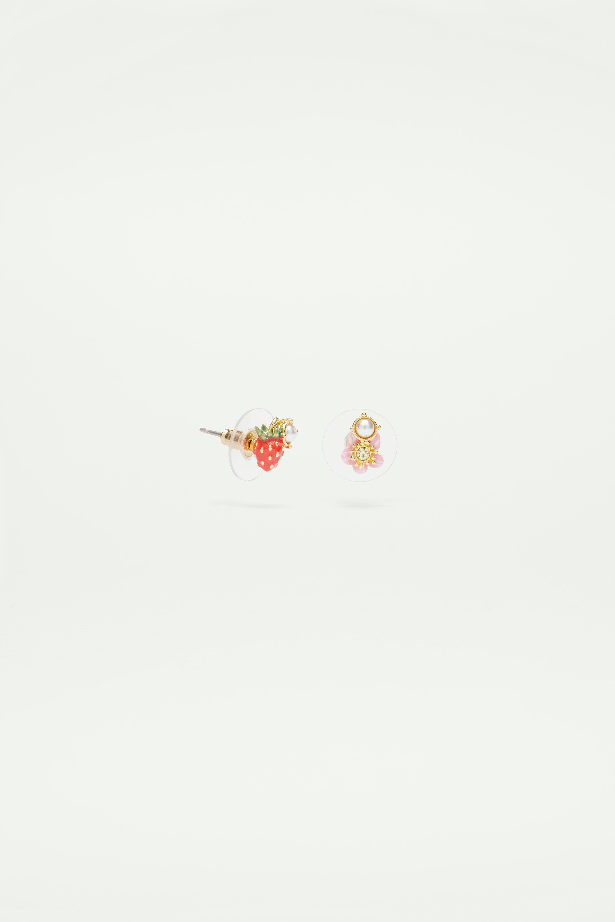 Pendientes bolitas asimétricos fresas silvestres y flores de rosa