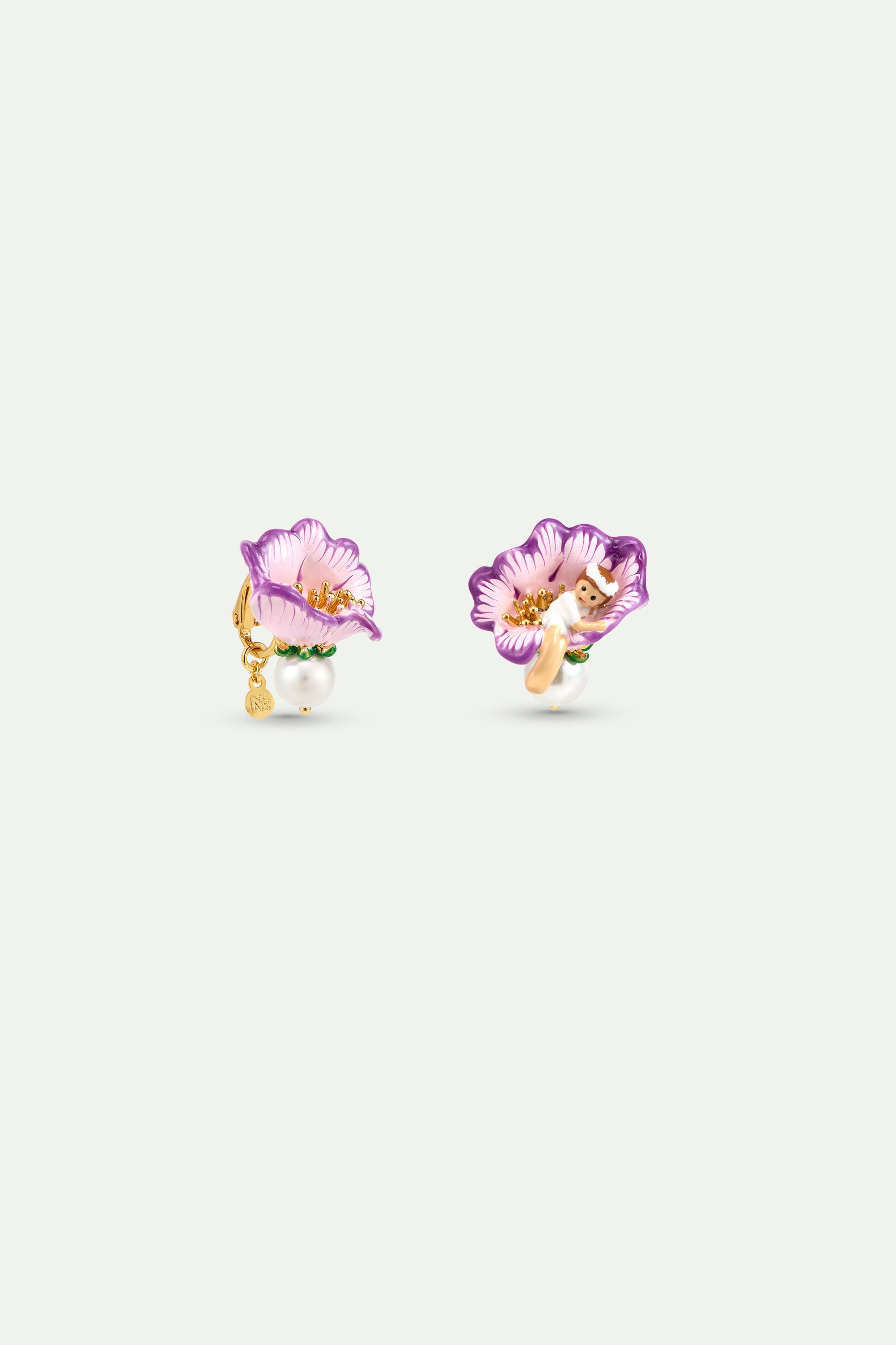 Boucles d'oreilles asymétriques fleur de mauve, Petite Poucette et perle fantaisie
