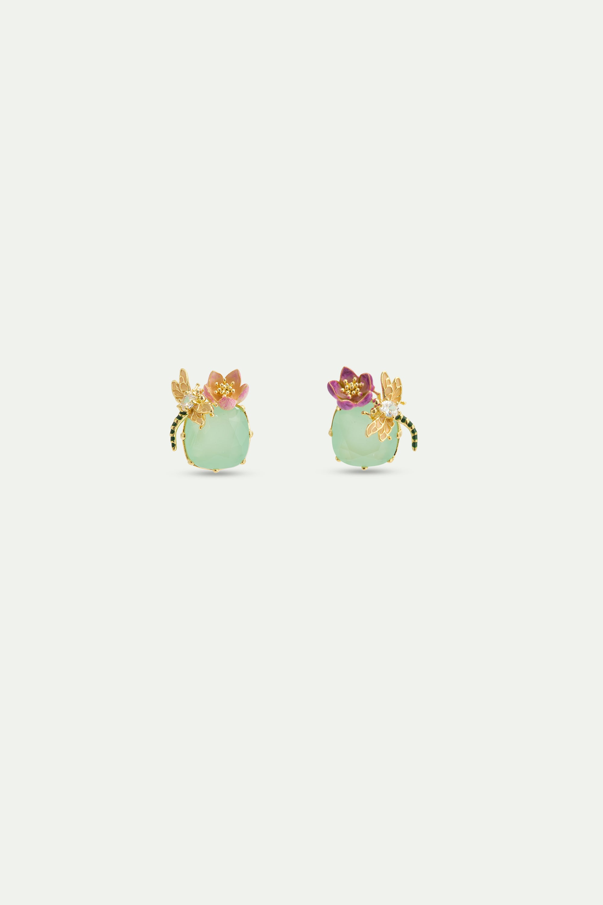 Boucles d'oreilles asymétriques libellule, hellébore et verre facetté vert
