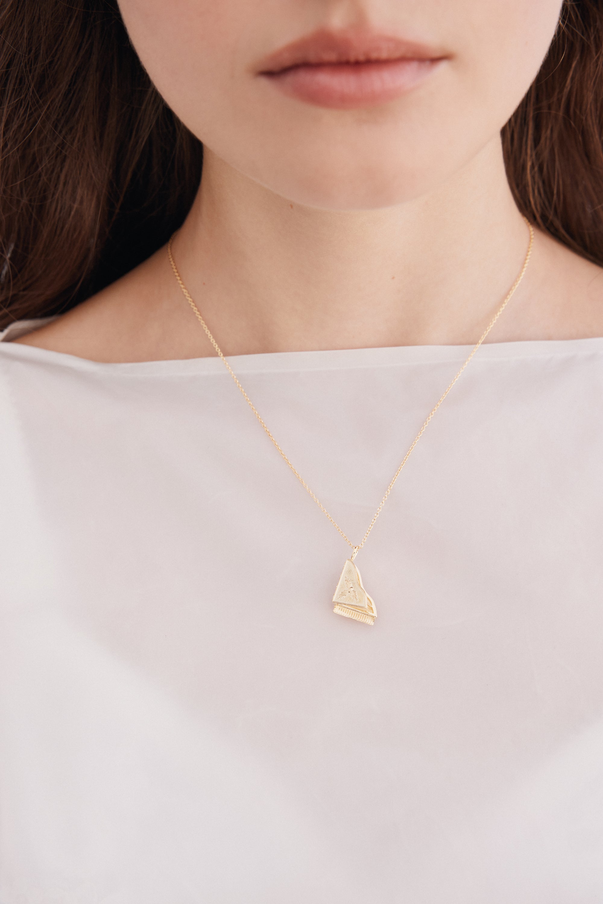 Collar colgante piano dorado