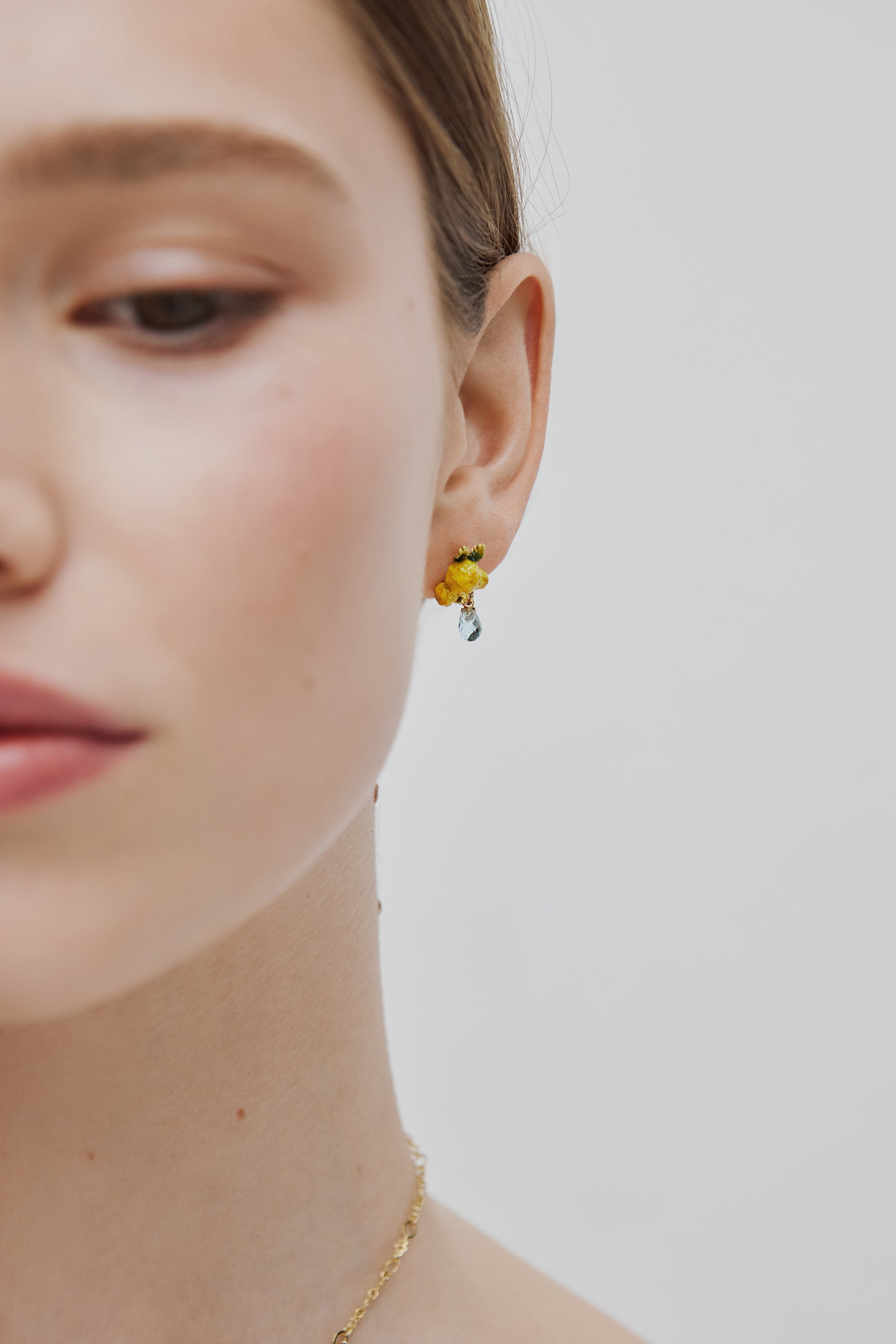 Pendientes de clip flor de mimosa y pequeñas hojas