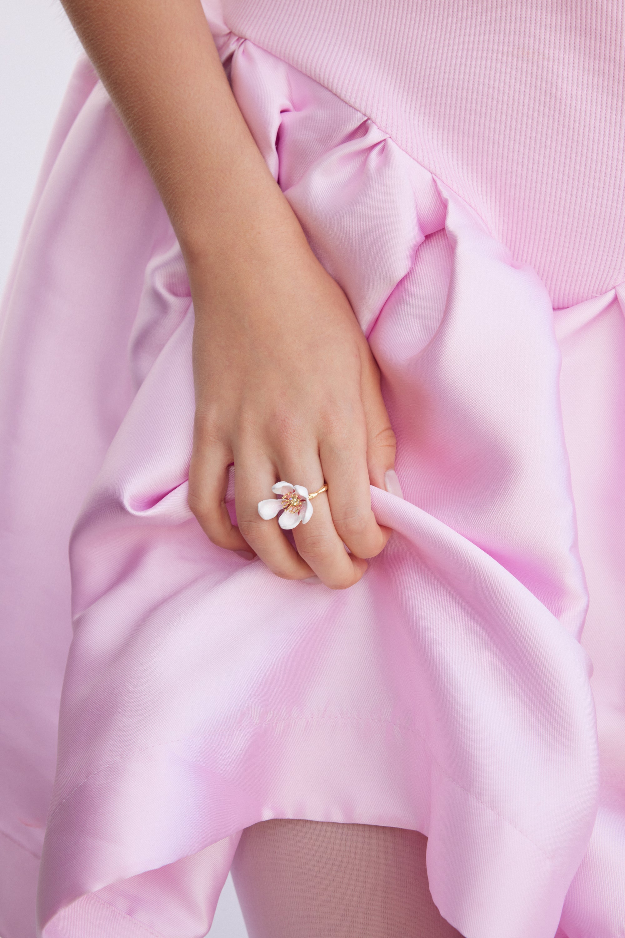 Anillo Ajustable Flor Blanca de Japón y Pétalo