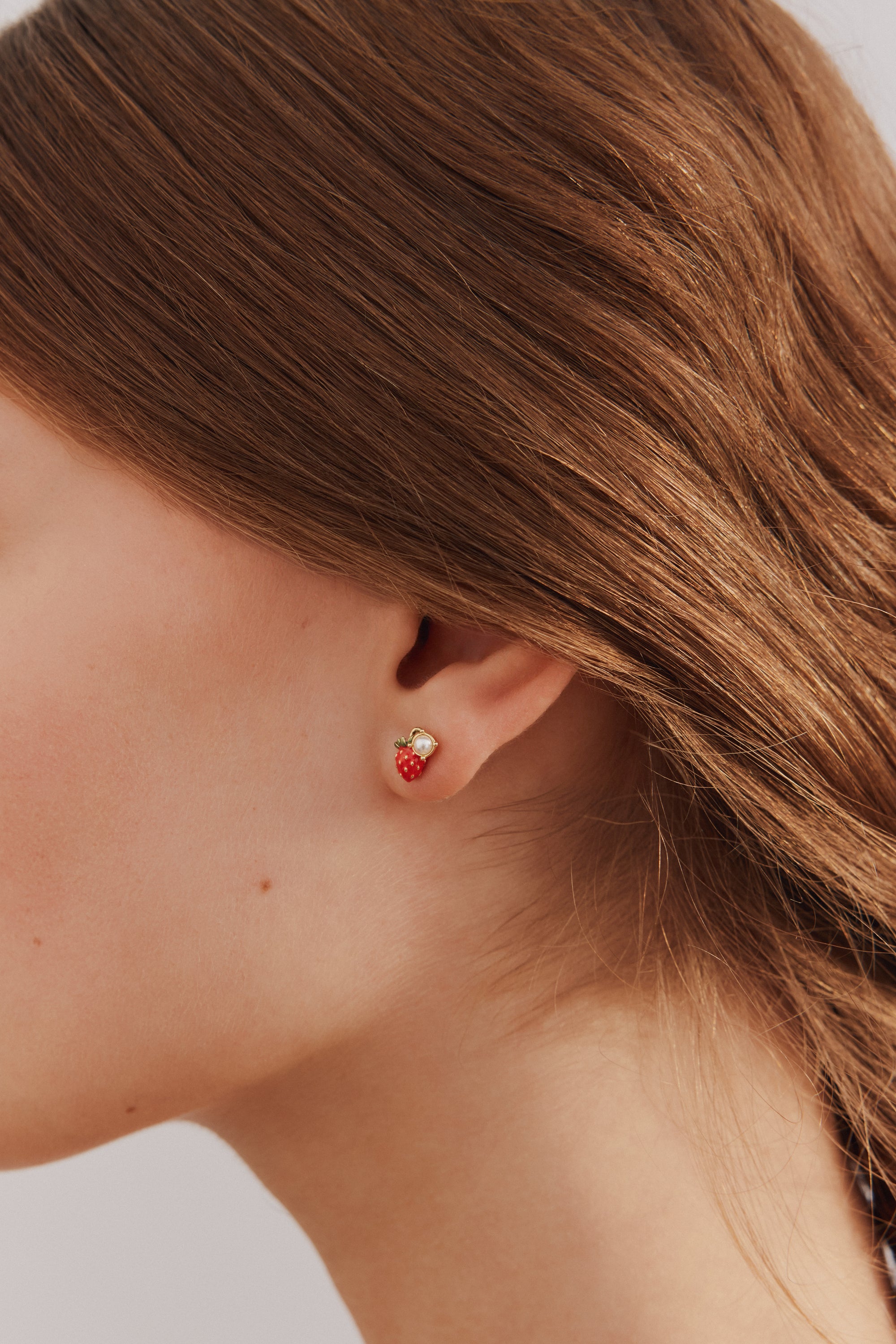 Pendientes bolitas asimétricos fresas silvestres y flores de rosa