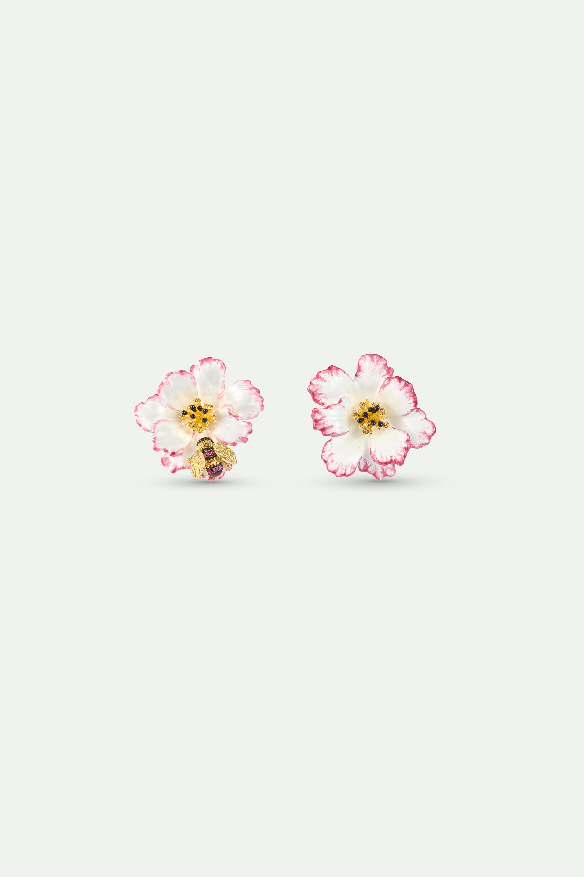 Pendientes asimétricos cosmos blanco y rosa y abeja dorada