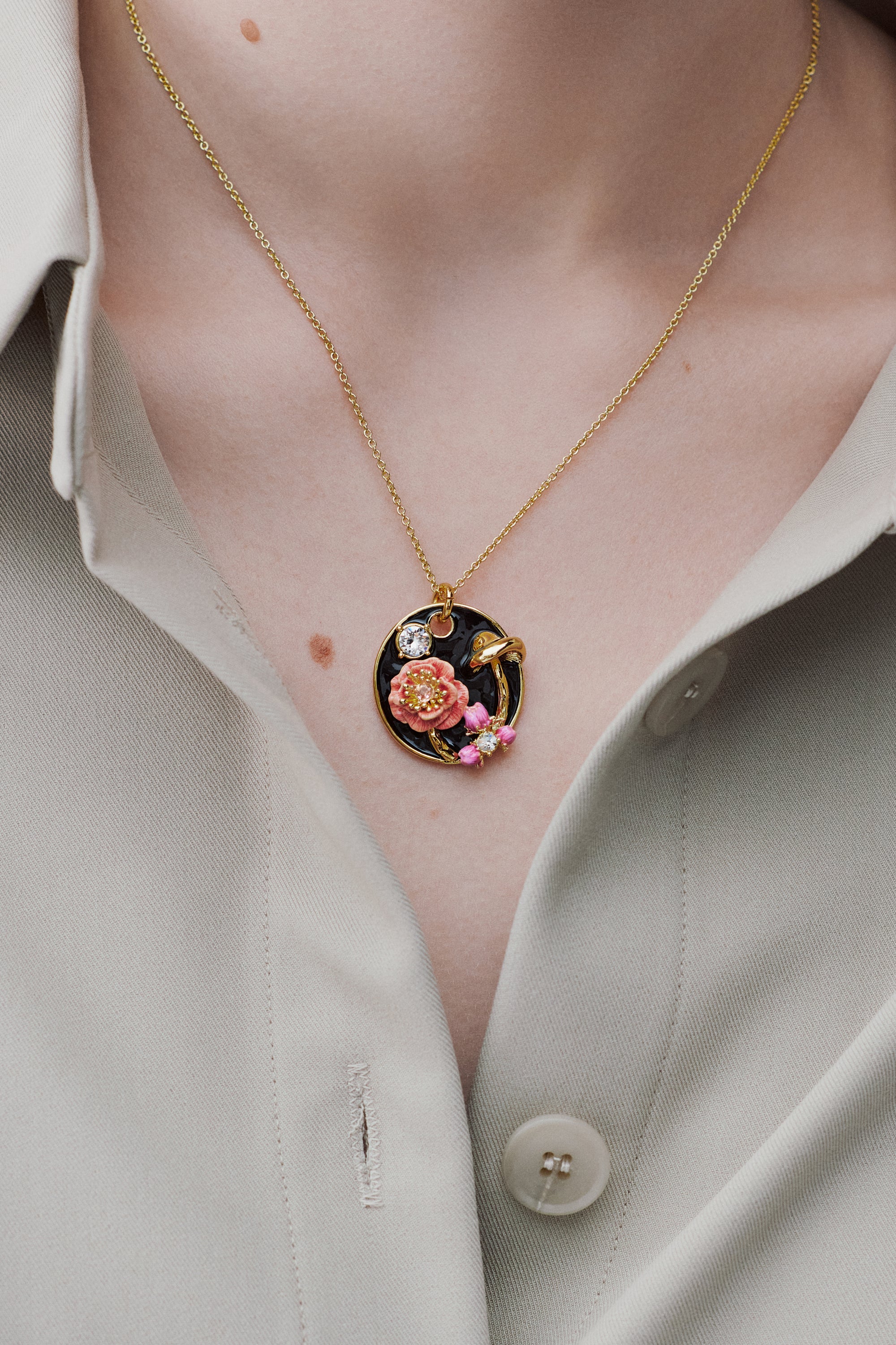 Collar colgante medallón negro, seta, anémona y cristales