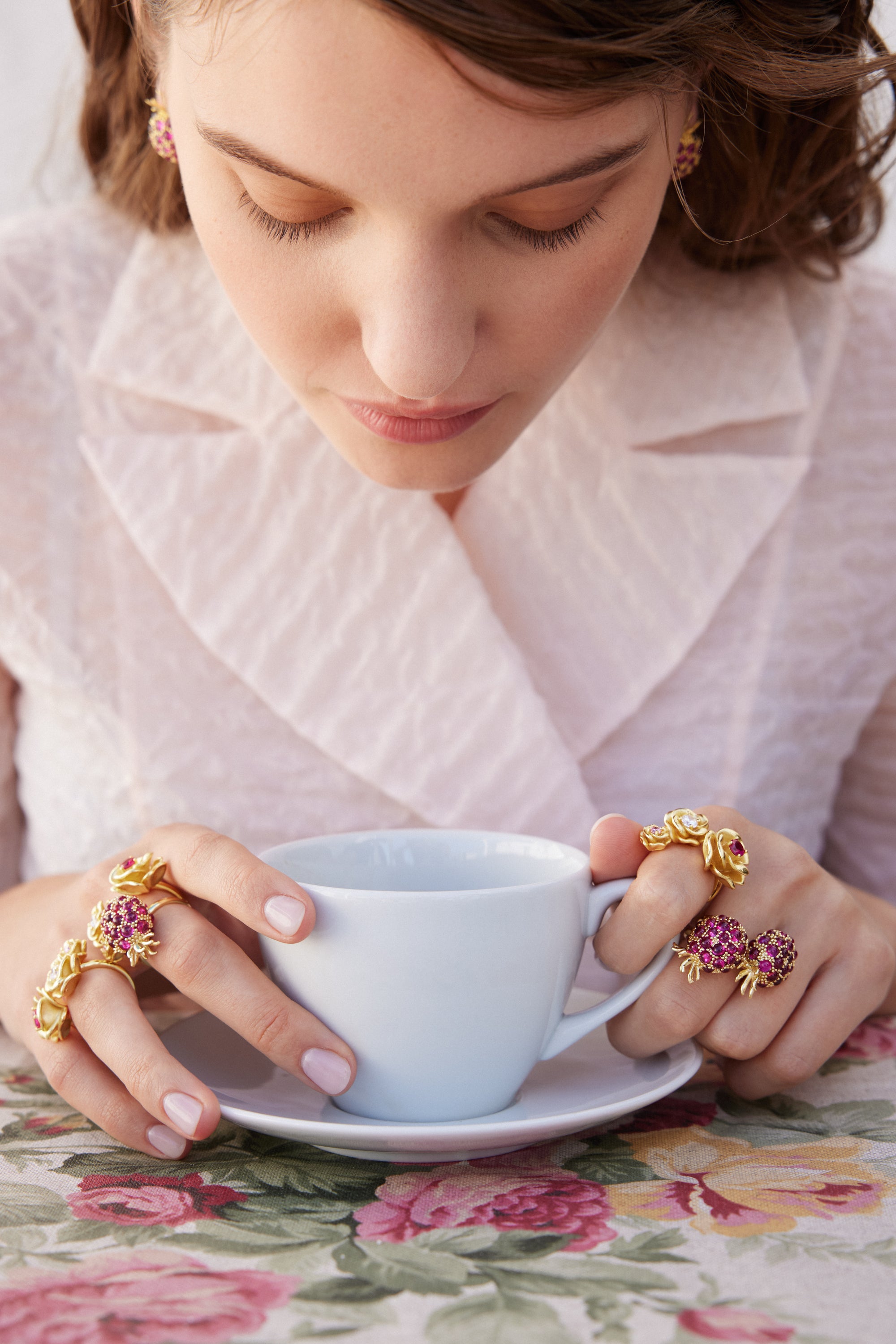 Adjustable ring with gold Mona Lisa roses and round stones