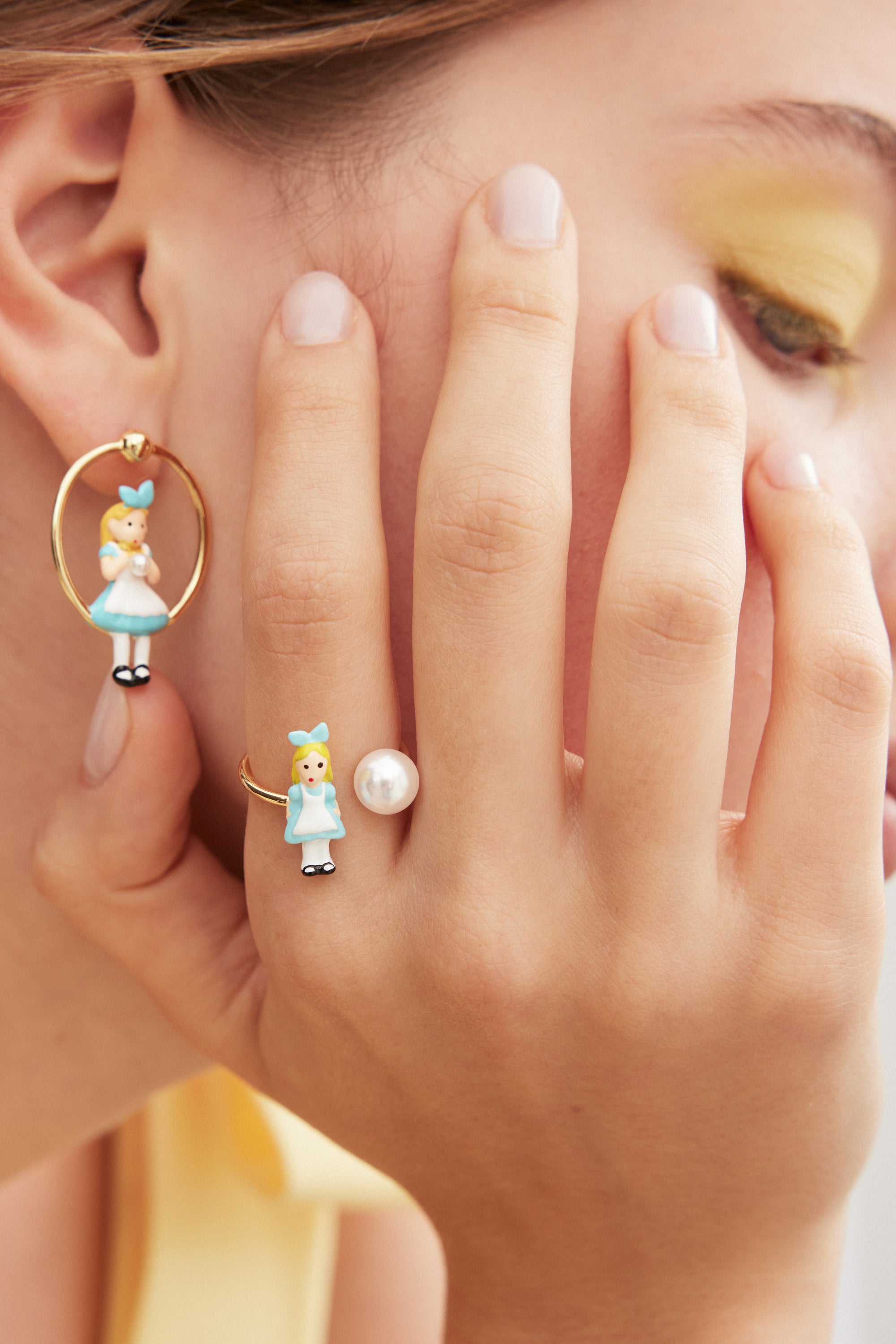 Alice in Wonderland adjustable ring and imitation pearl