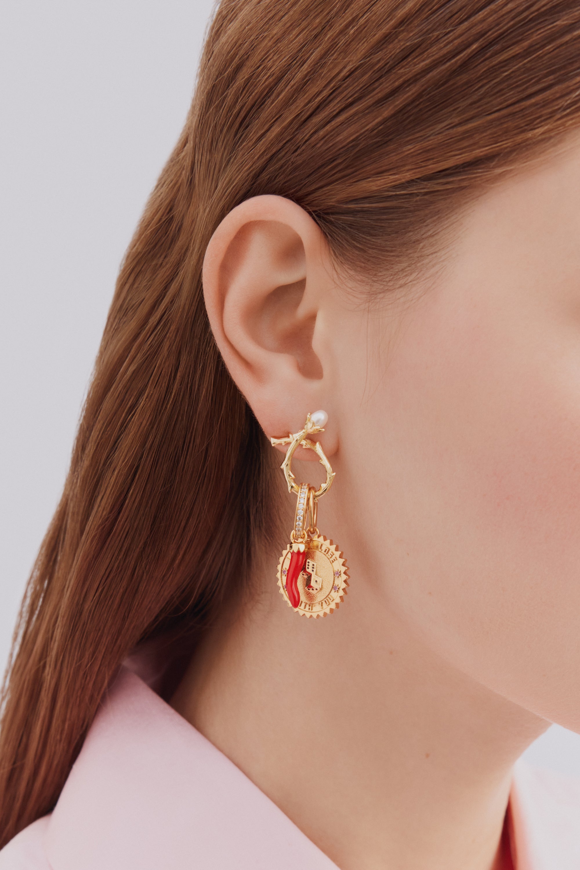 Golden dice-throwing pendant 'Can't lose', Confidence and Ambition