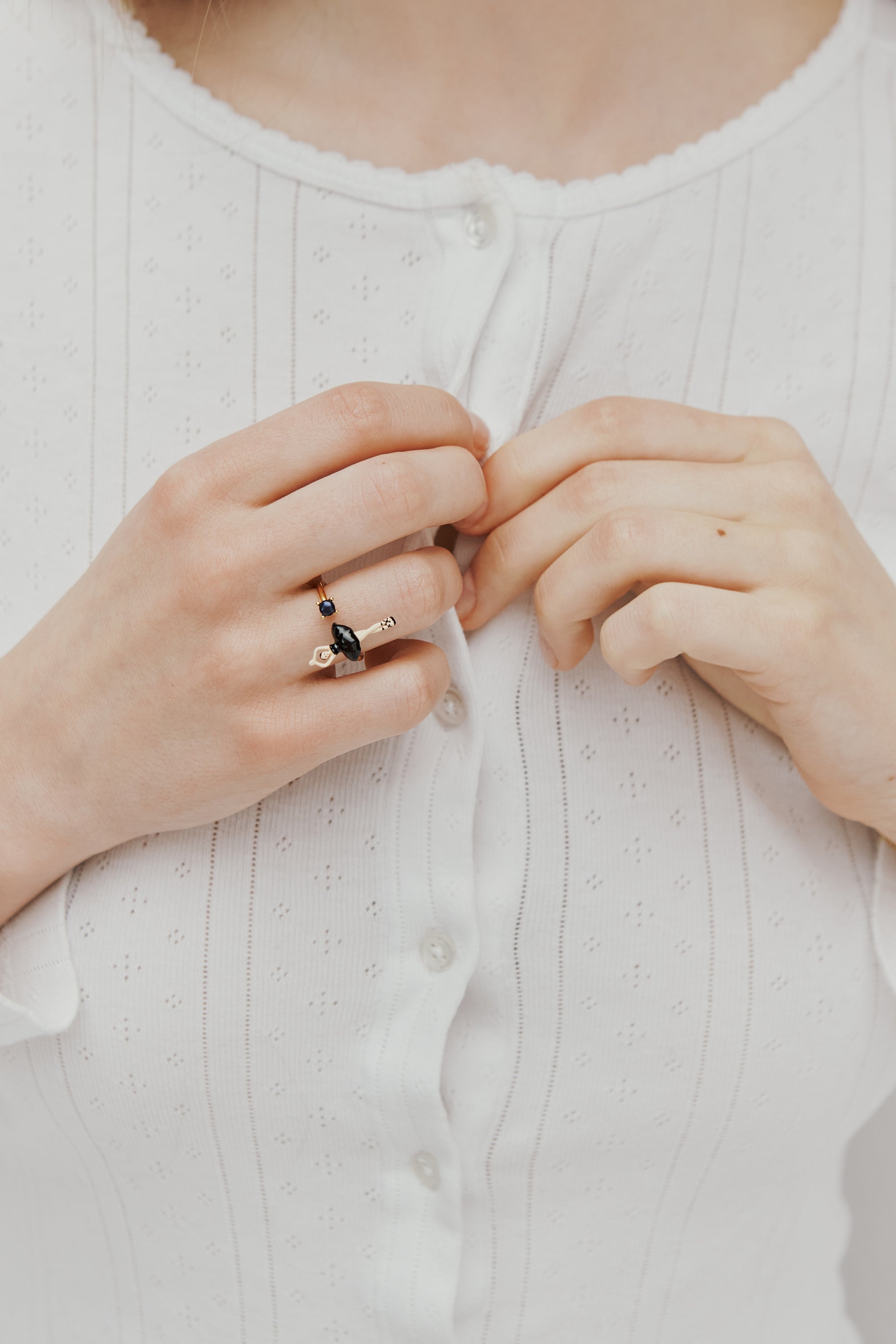 Anillo ajustable bailarina, tutú negro y perla cultivada