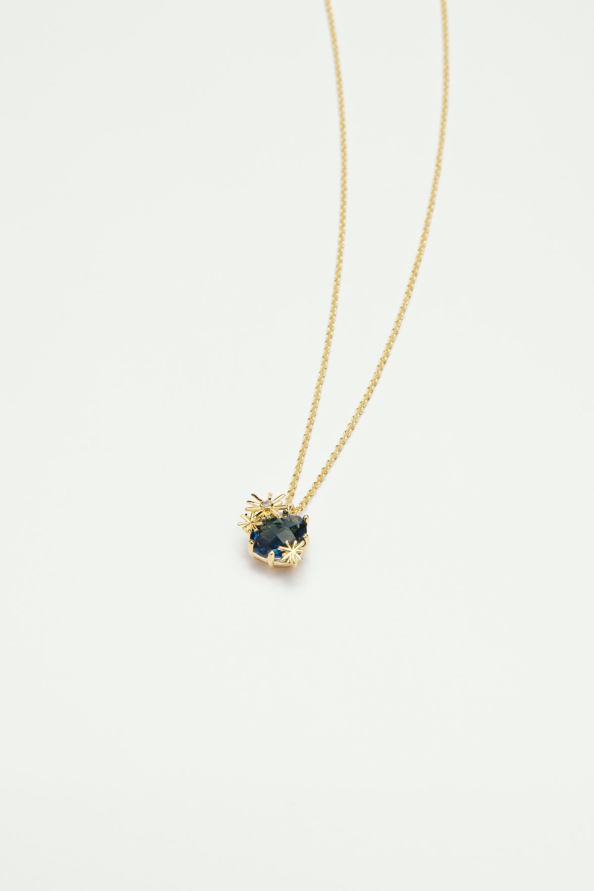 Collar colgante estrellas doradas y piedra cuadrada