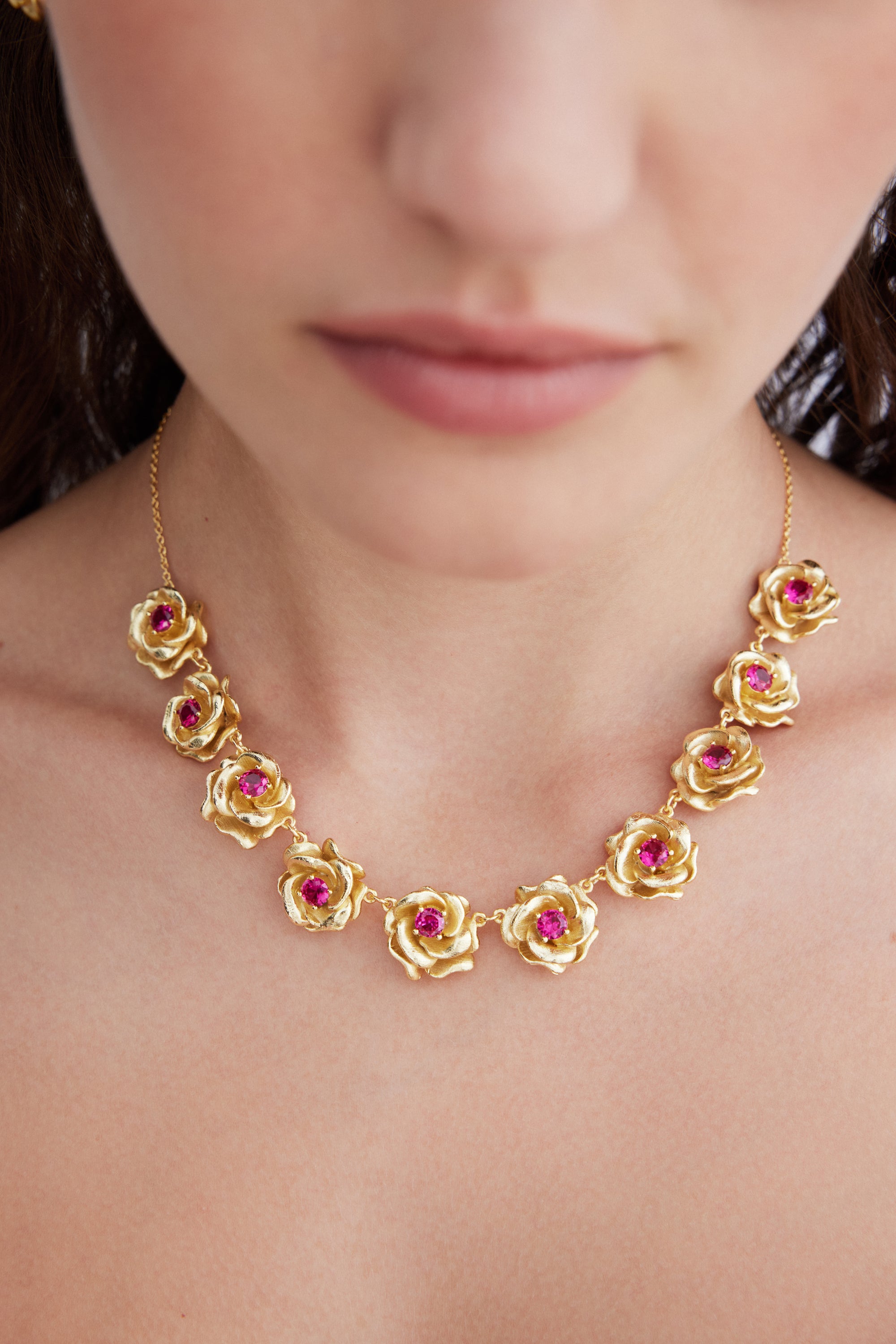 Necklace with gold Mona Lisa roses and pink stones