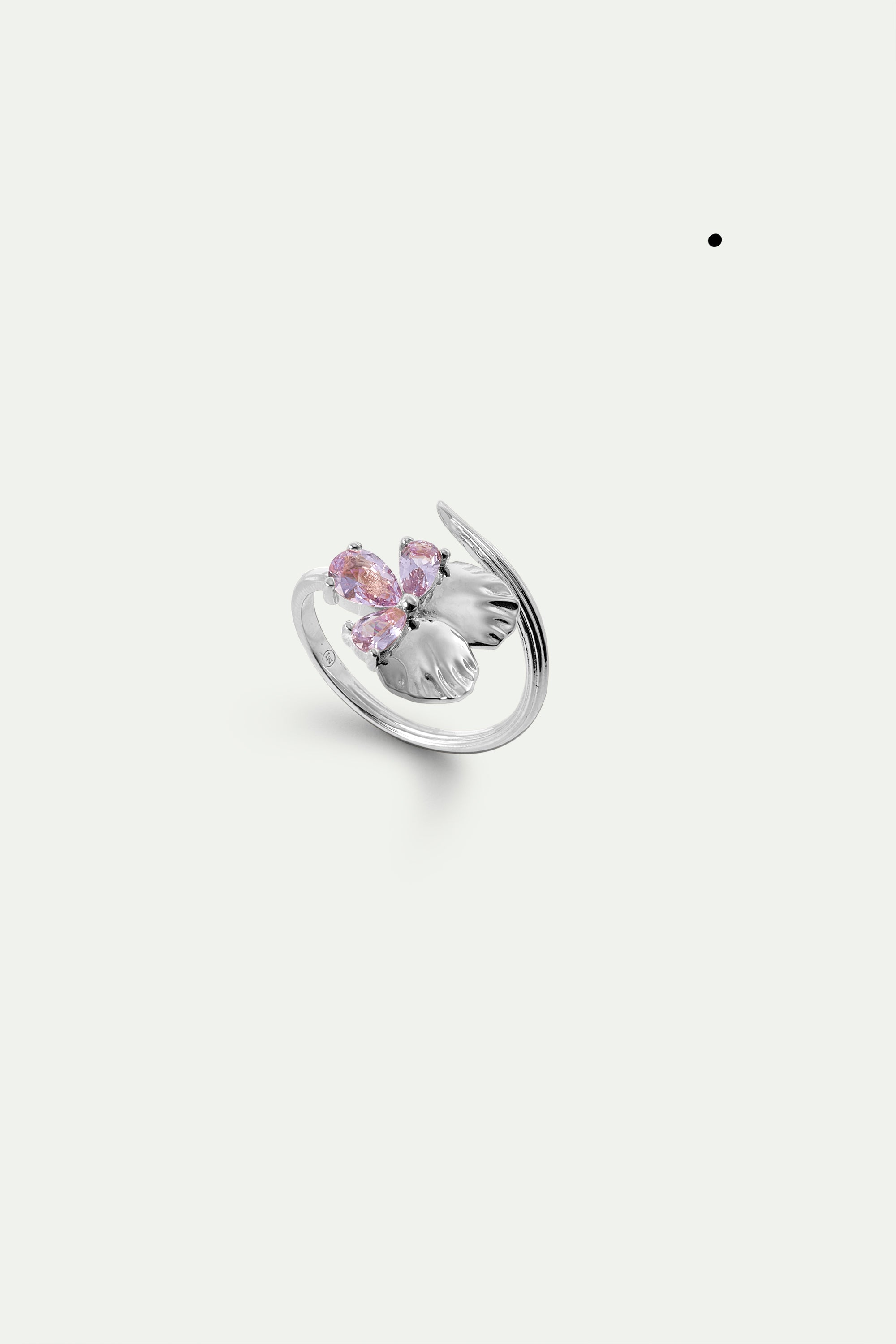 Anillo ajustable plateado con flor de pensamiento y piedras rosas