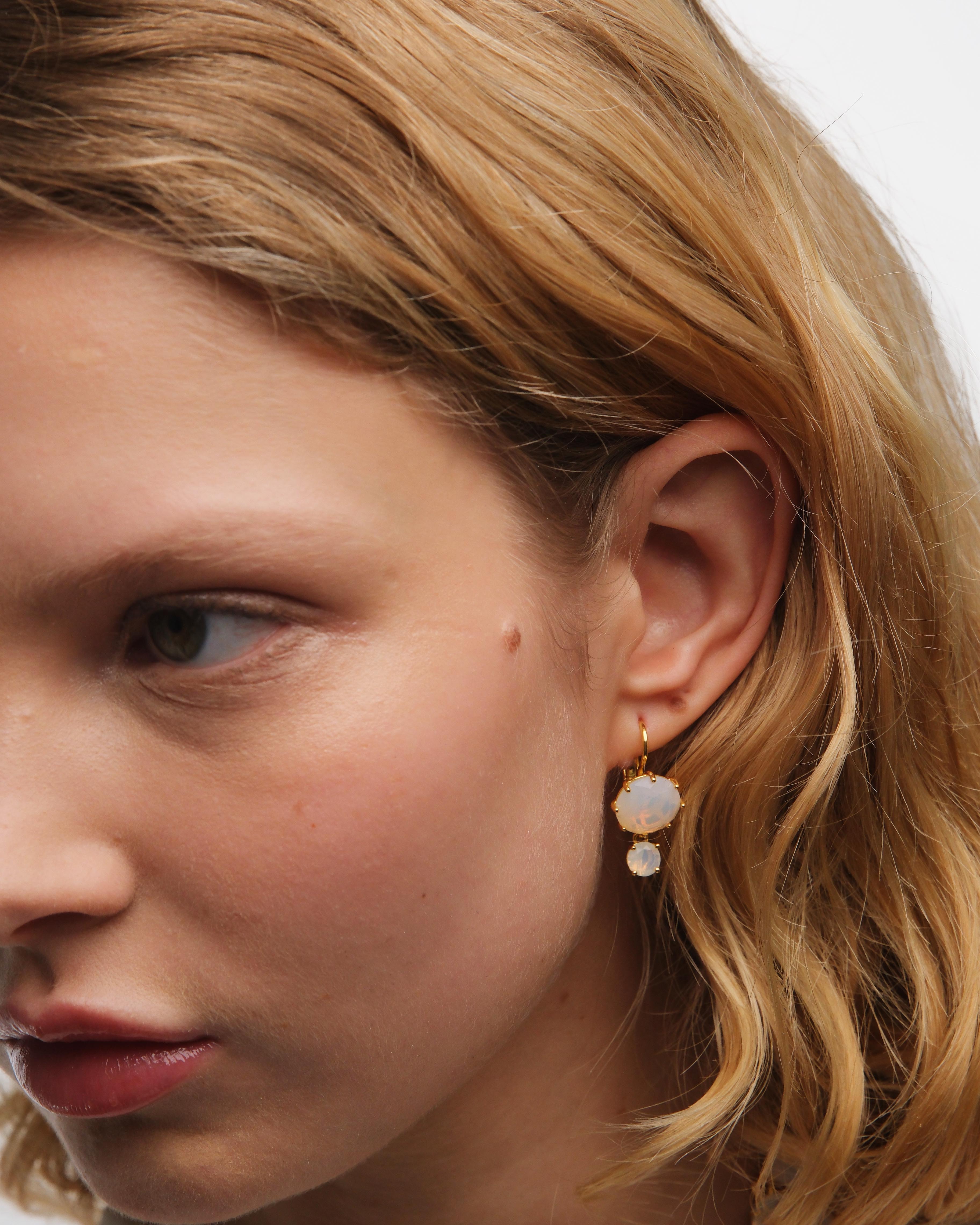 Pendientes dormilonas de dos piedras La Diamantine blanco opalescente