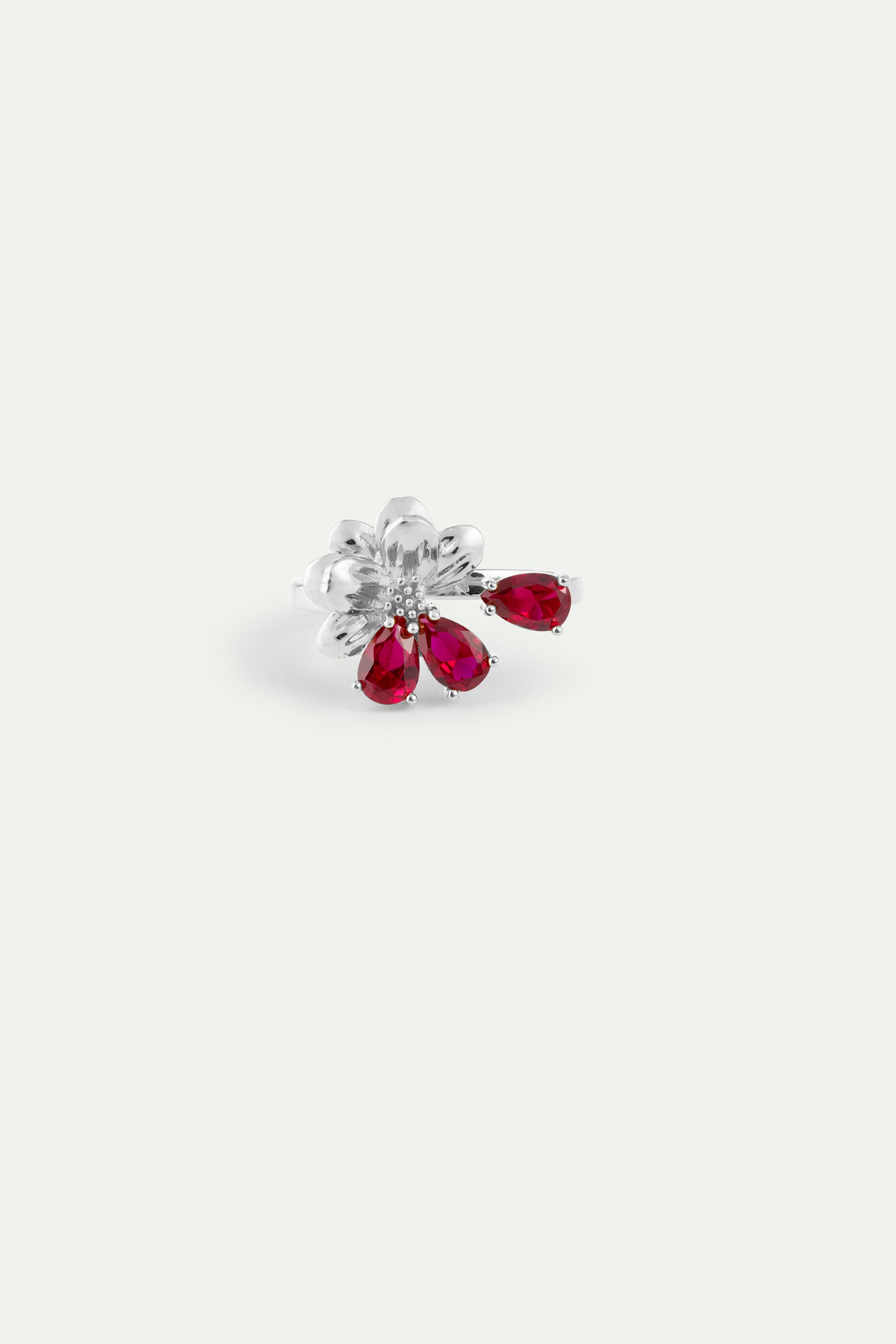 Anillo ajustable plateado con flor de cosmos y piedras rojas