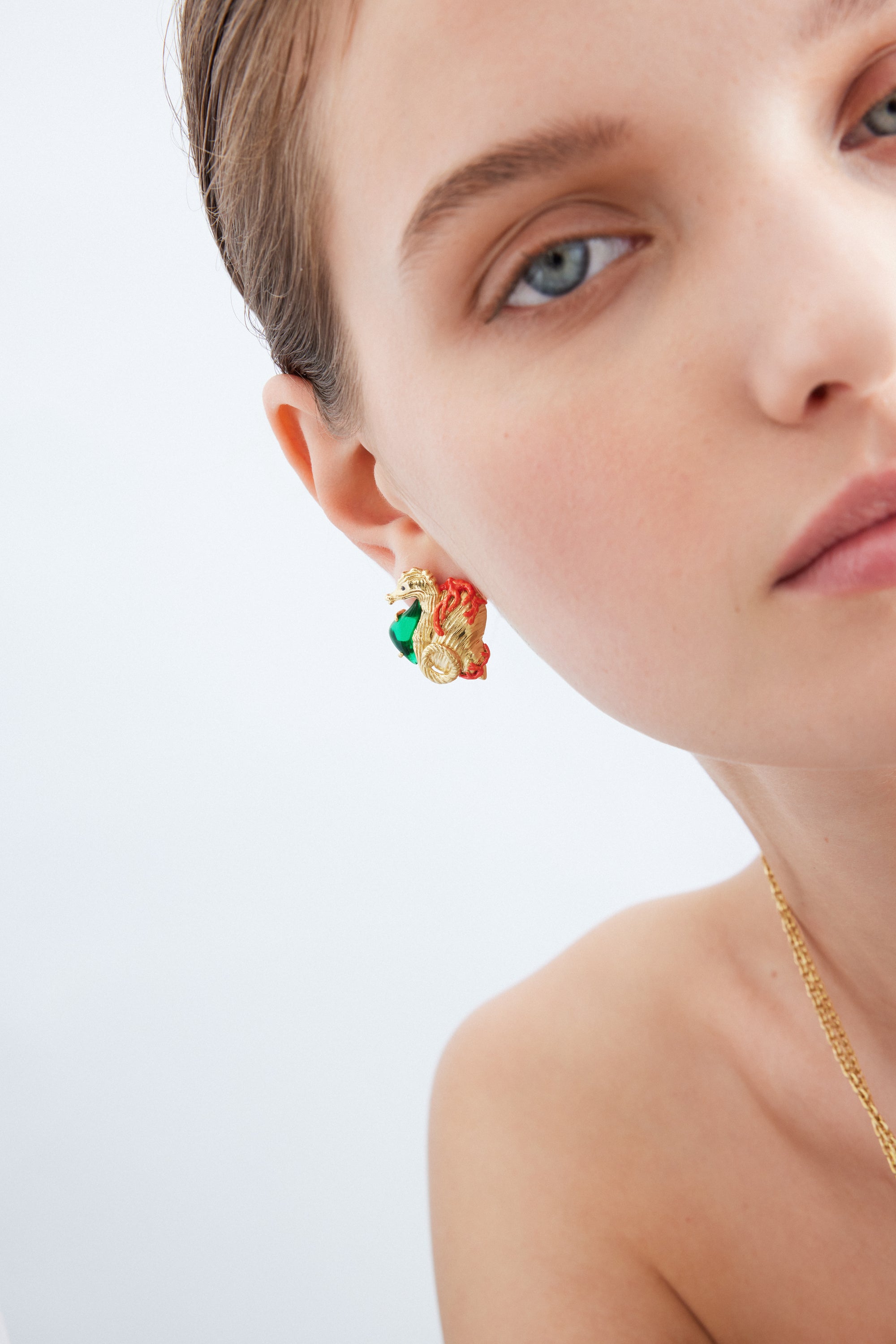 Pendientes caballito de mar dorado y piedra verde