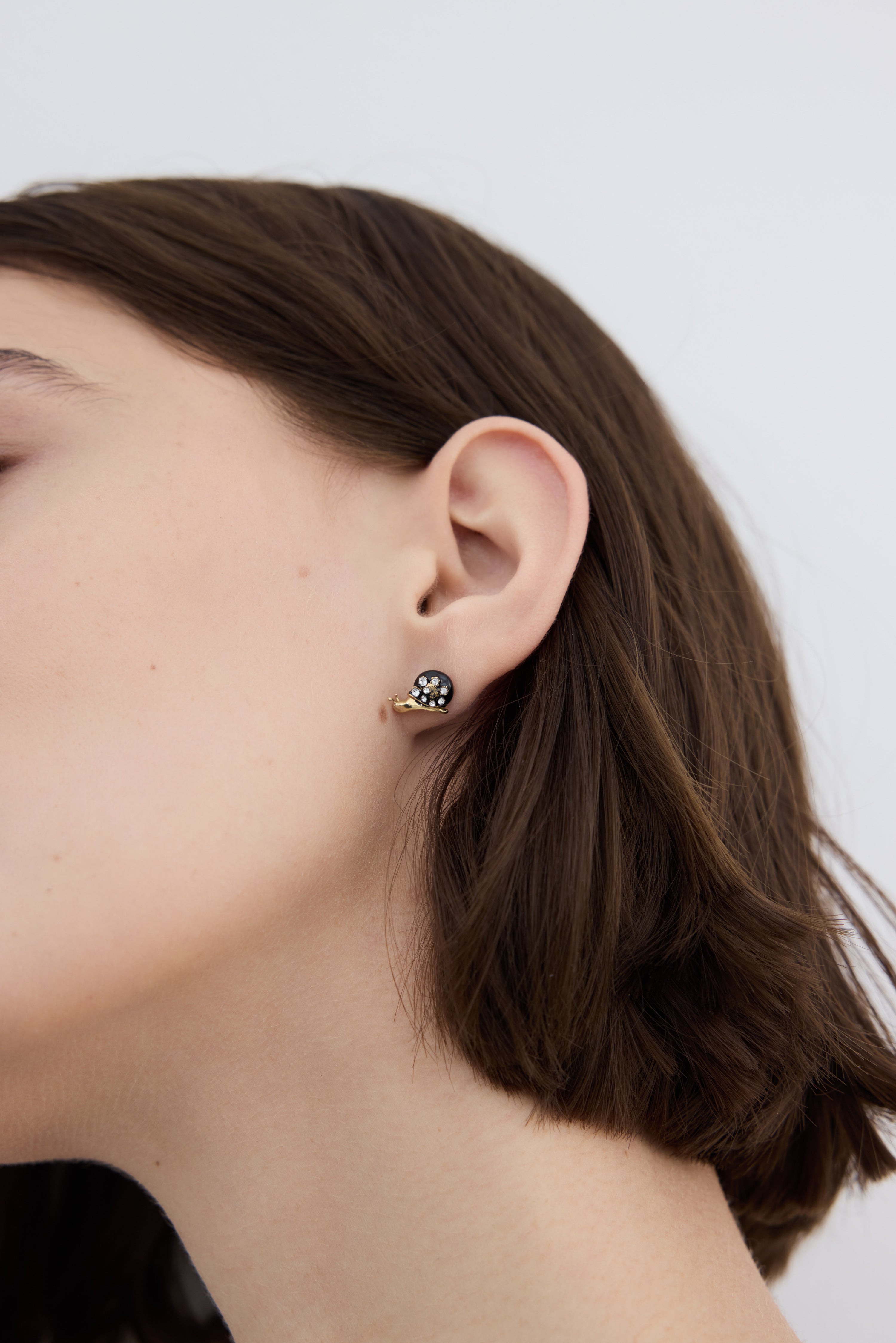 Pendientes bolitas con caracol negro y dorado, cristales