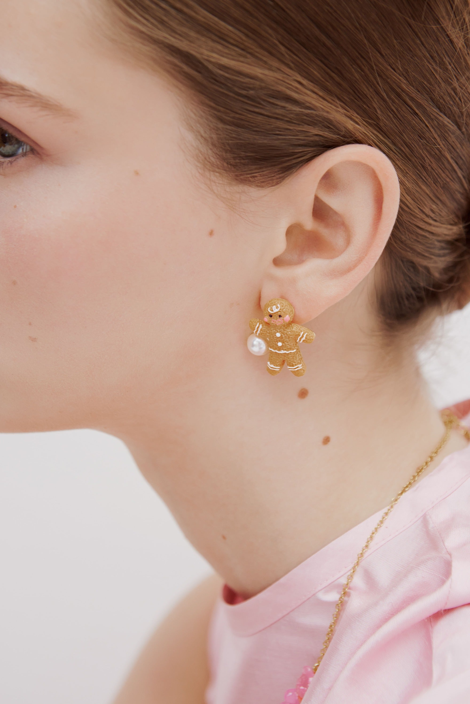 Pendientes hombrecito de pan de jengibre y perla blanca