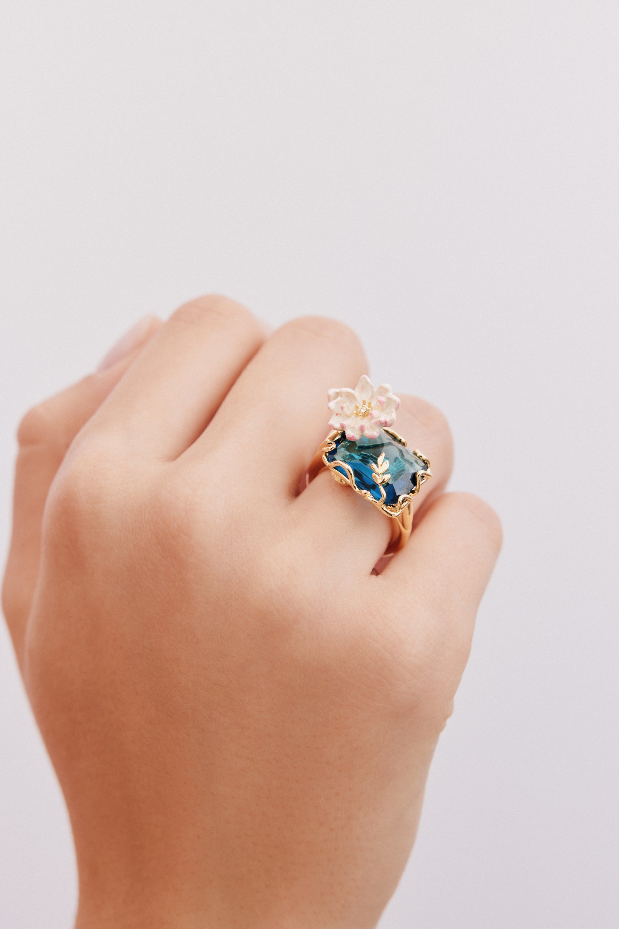 Anillo estanque con nenúfares azules y rosas