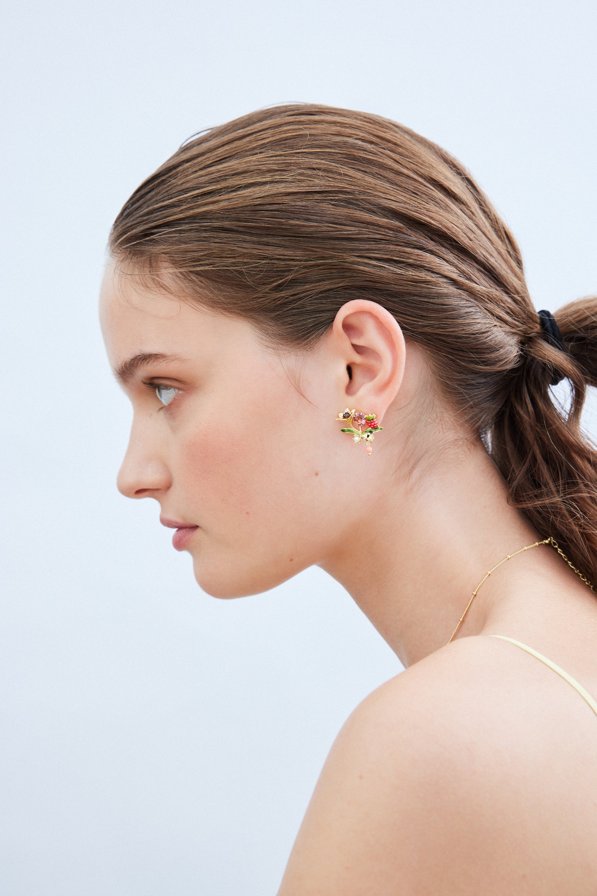 Pendientes bolitas piedra redonda rosa, abeja dorada, frambuesa y perlas