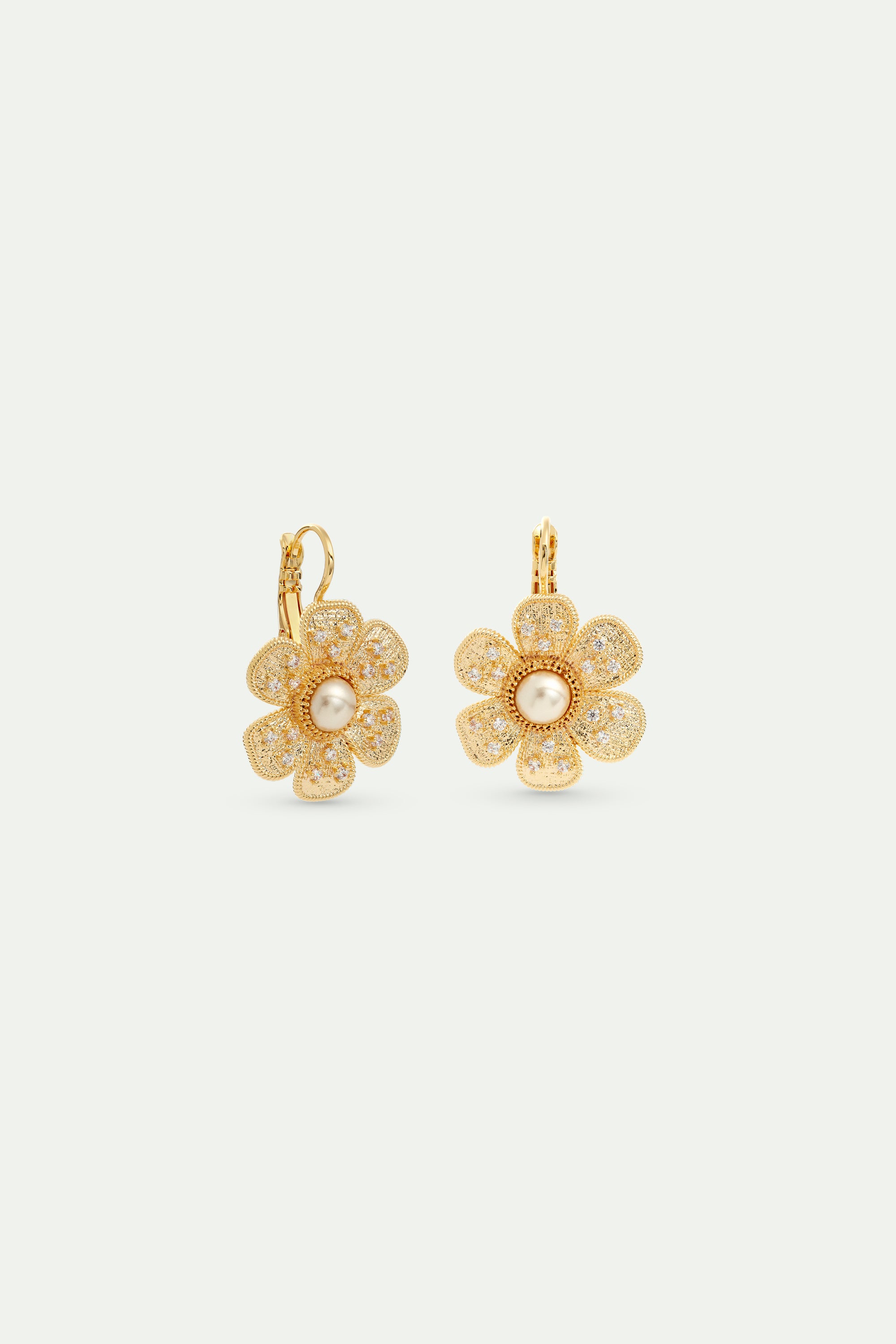 Sleeper earrings composed of a Gold-plated brass flower