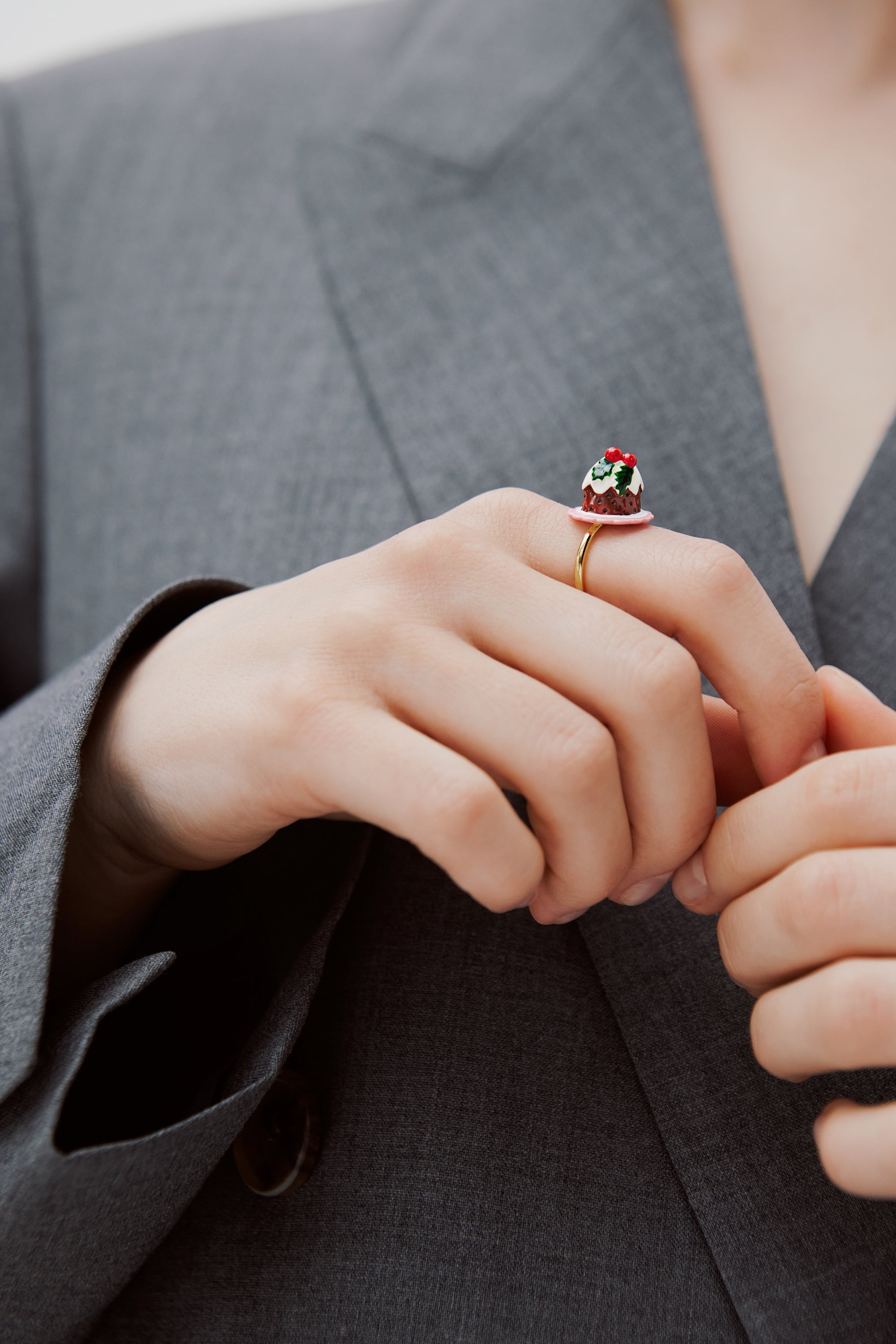 Anillo ajustable pudding y perla de cristal facetado roja