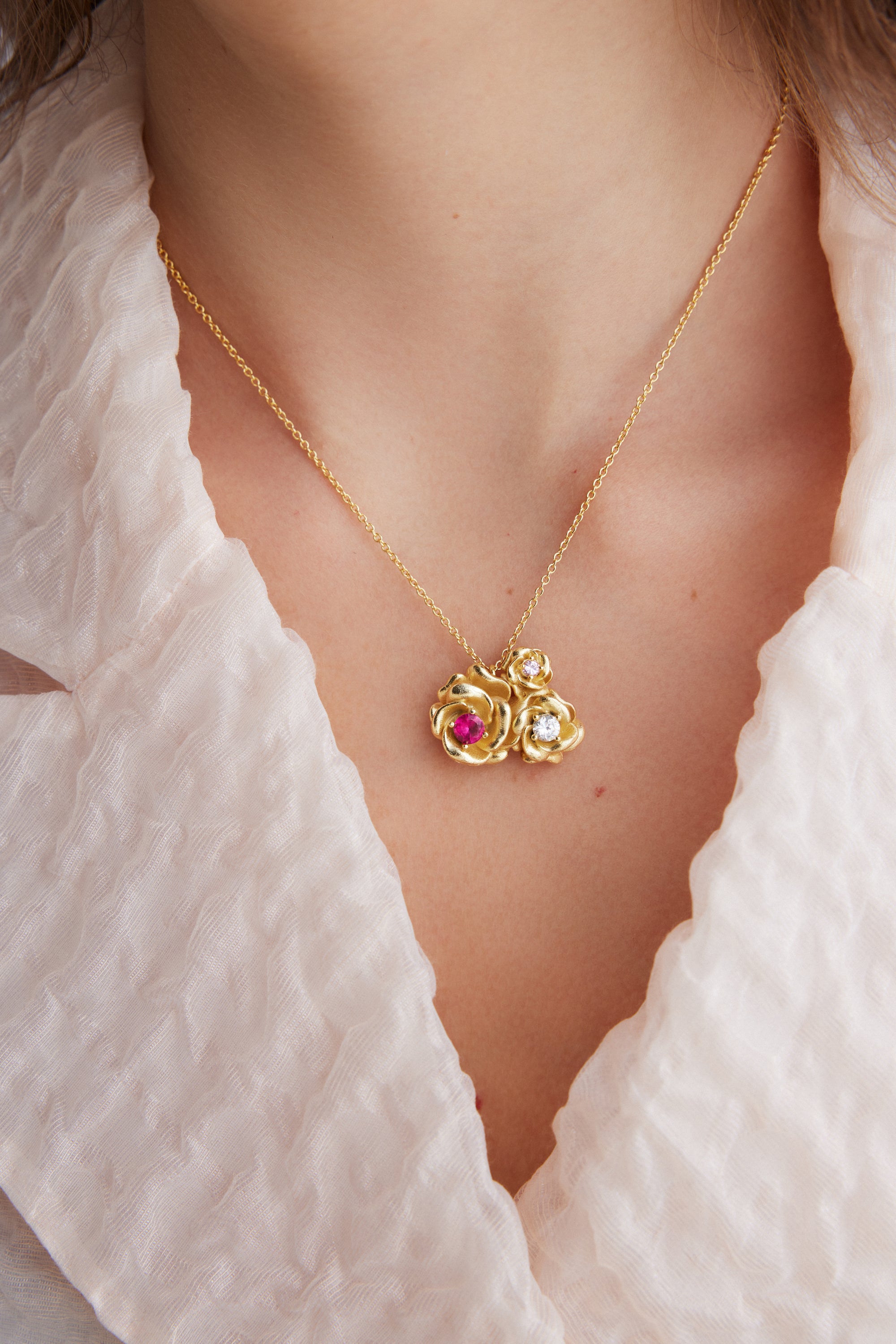 Pendant necklace with gold Mona Lisa roses and round stones