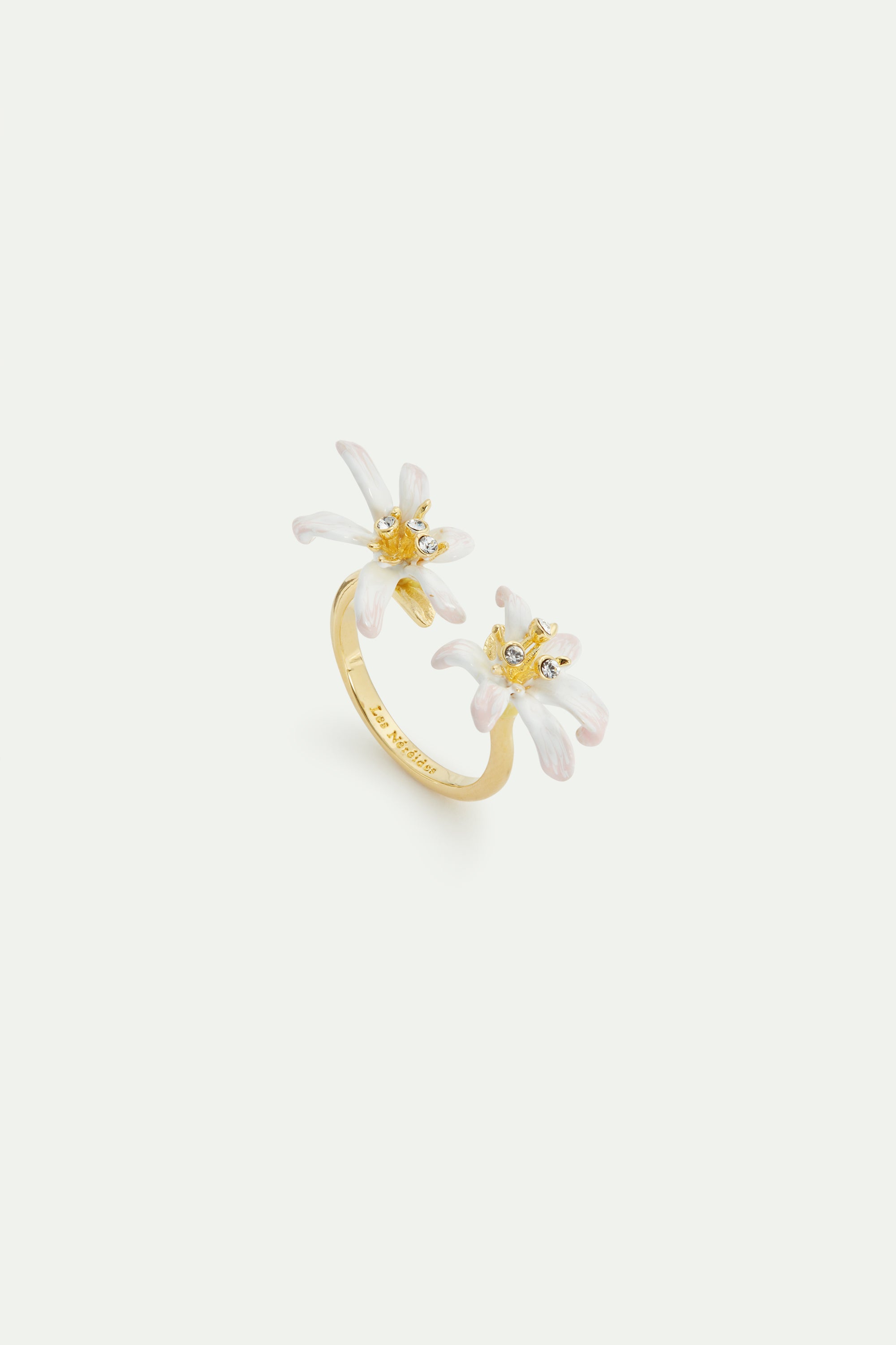 Anillo ajustable dorado Flor de Lis blanca