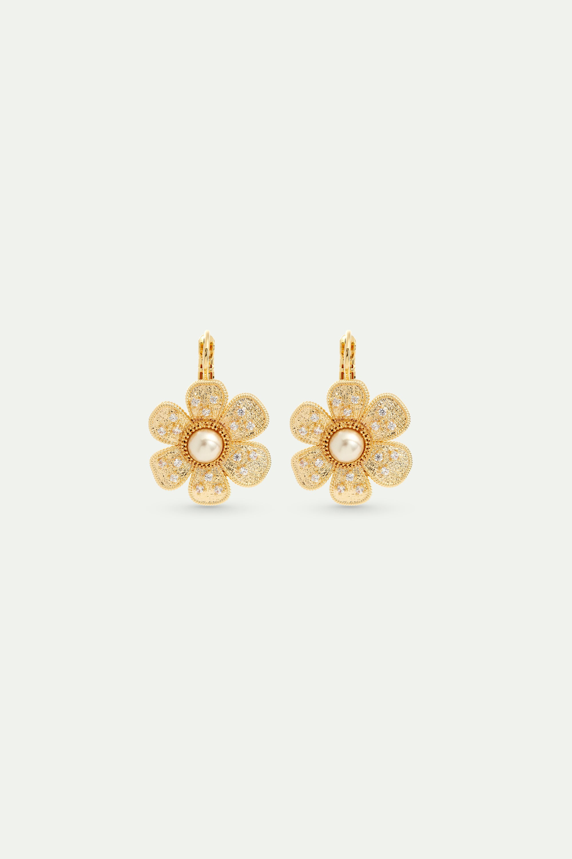 Sleeper earrings composed of a Gold-plated brass flower