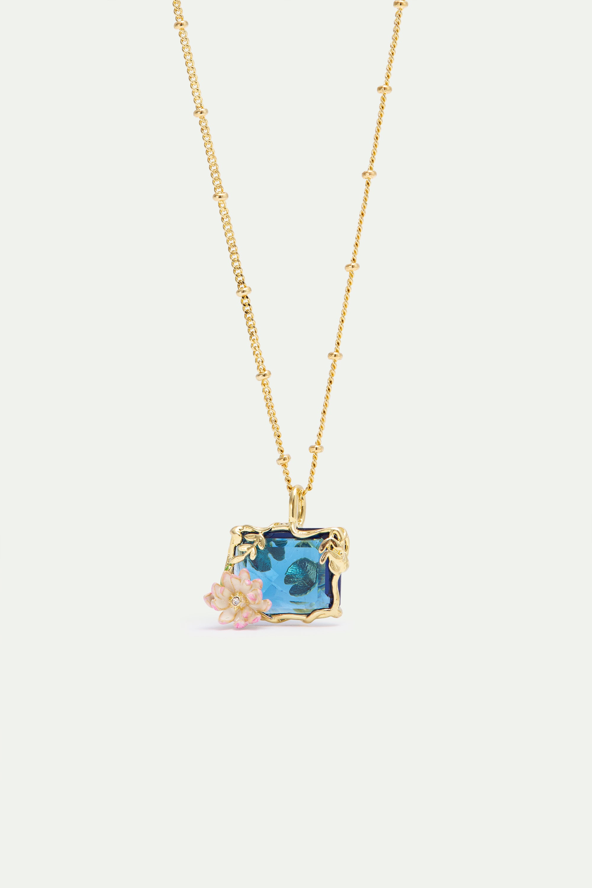 Collar colgante estanque con nenúfares azules y rosas