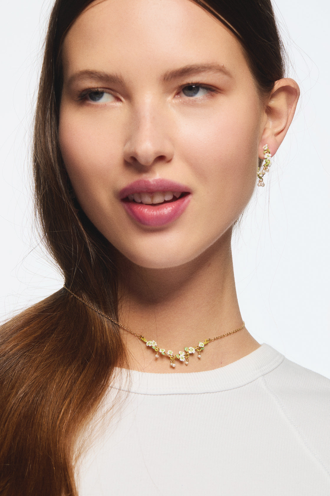 Gold-plated hoop earrings, white roses and mother of pearl beads