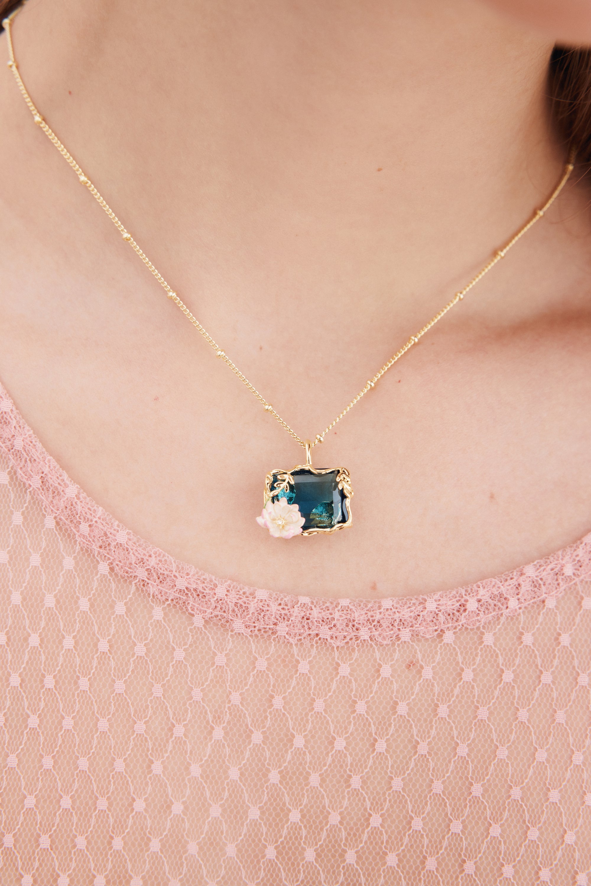 Collar colgante estanque con nenúfares azules y rosas