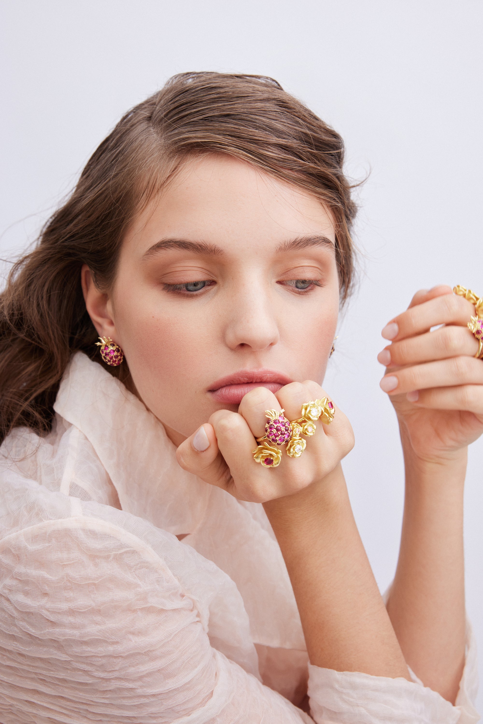 Adjustable ring with gold Mona Lisa roses and round stones