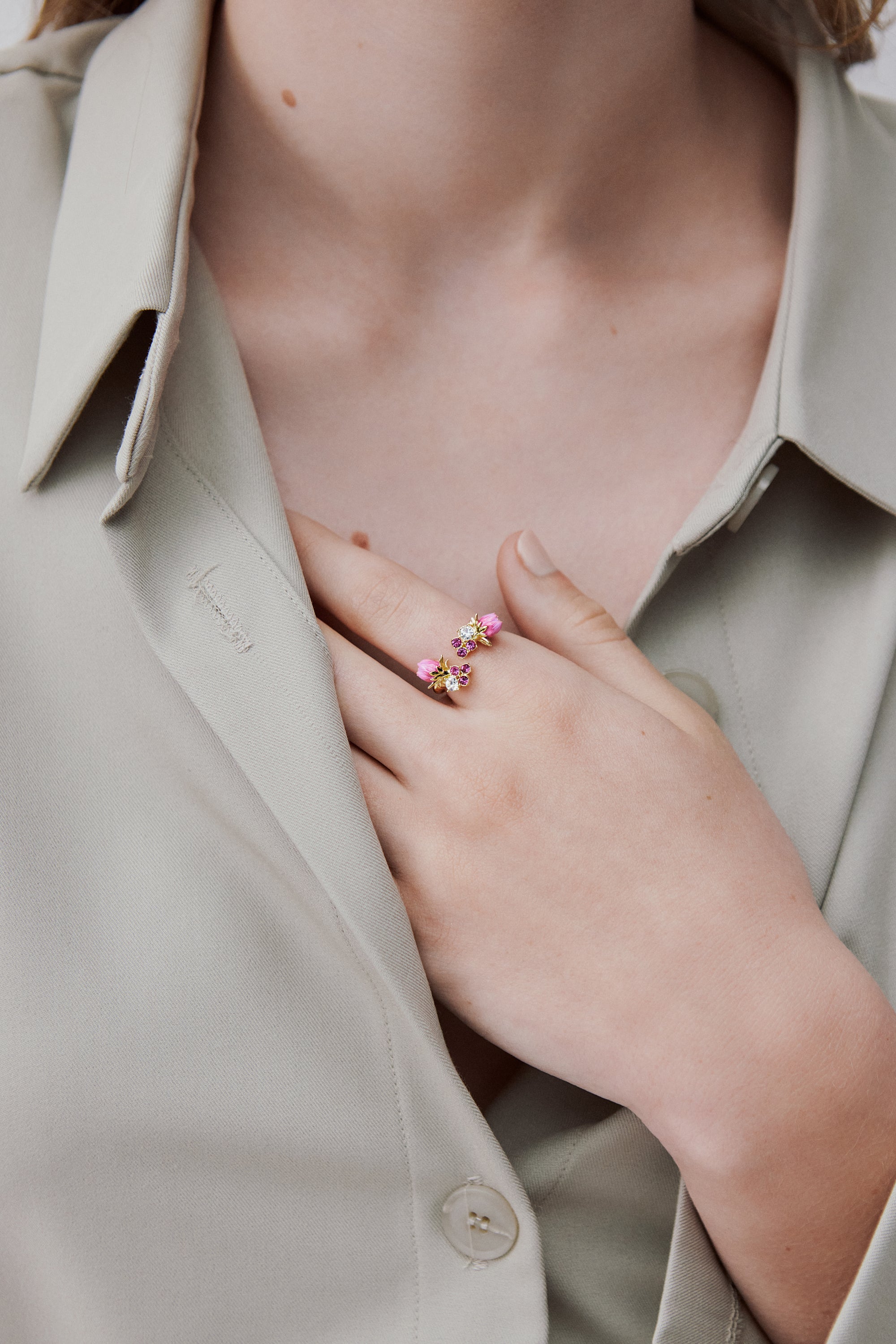 Anillo ajustable botones de rosa y cristales facetados rosas