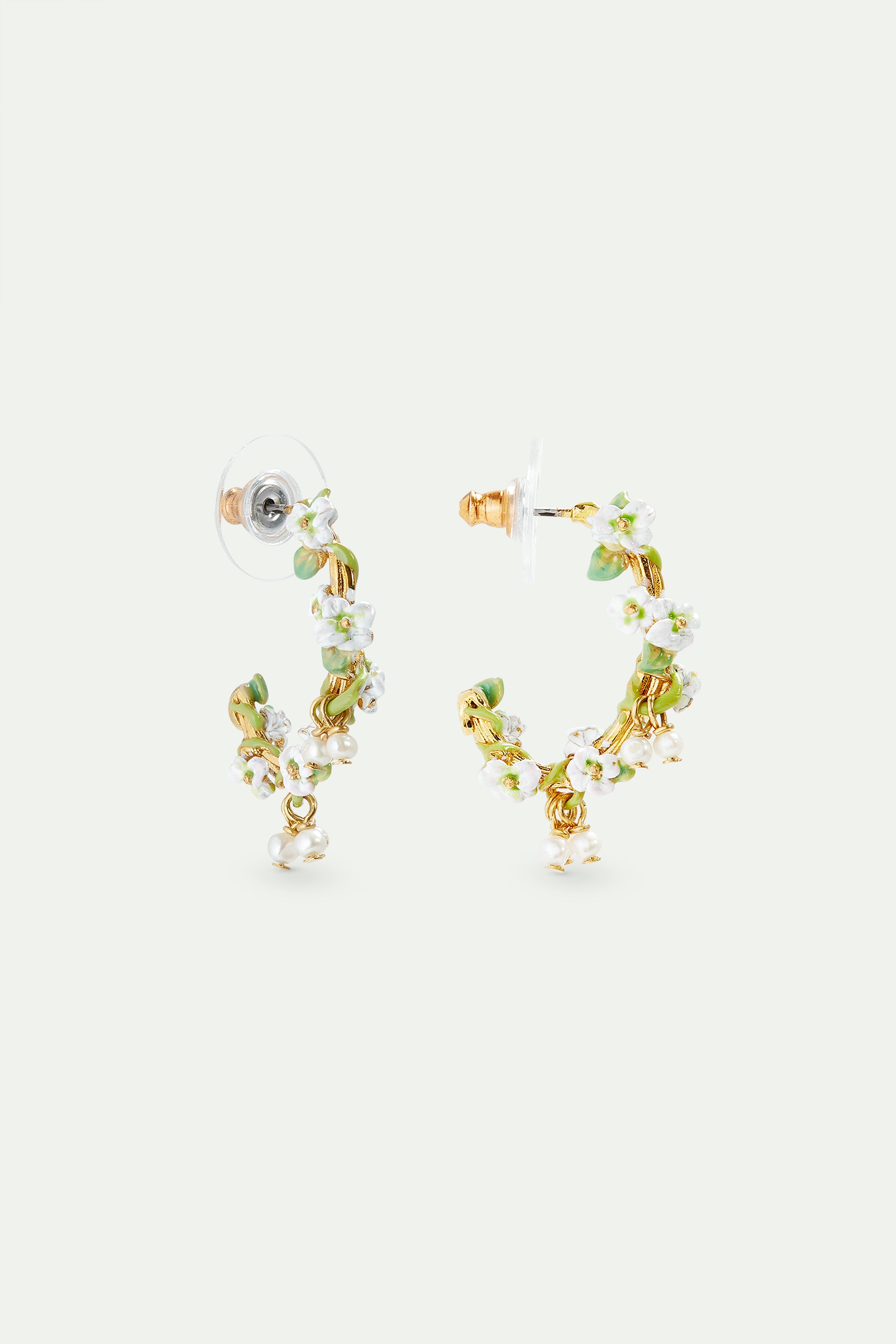 Gold-plated hoop earrings, white roses and mother of pearl beads