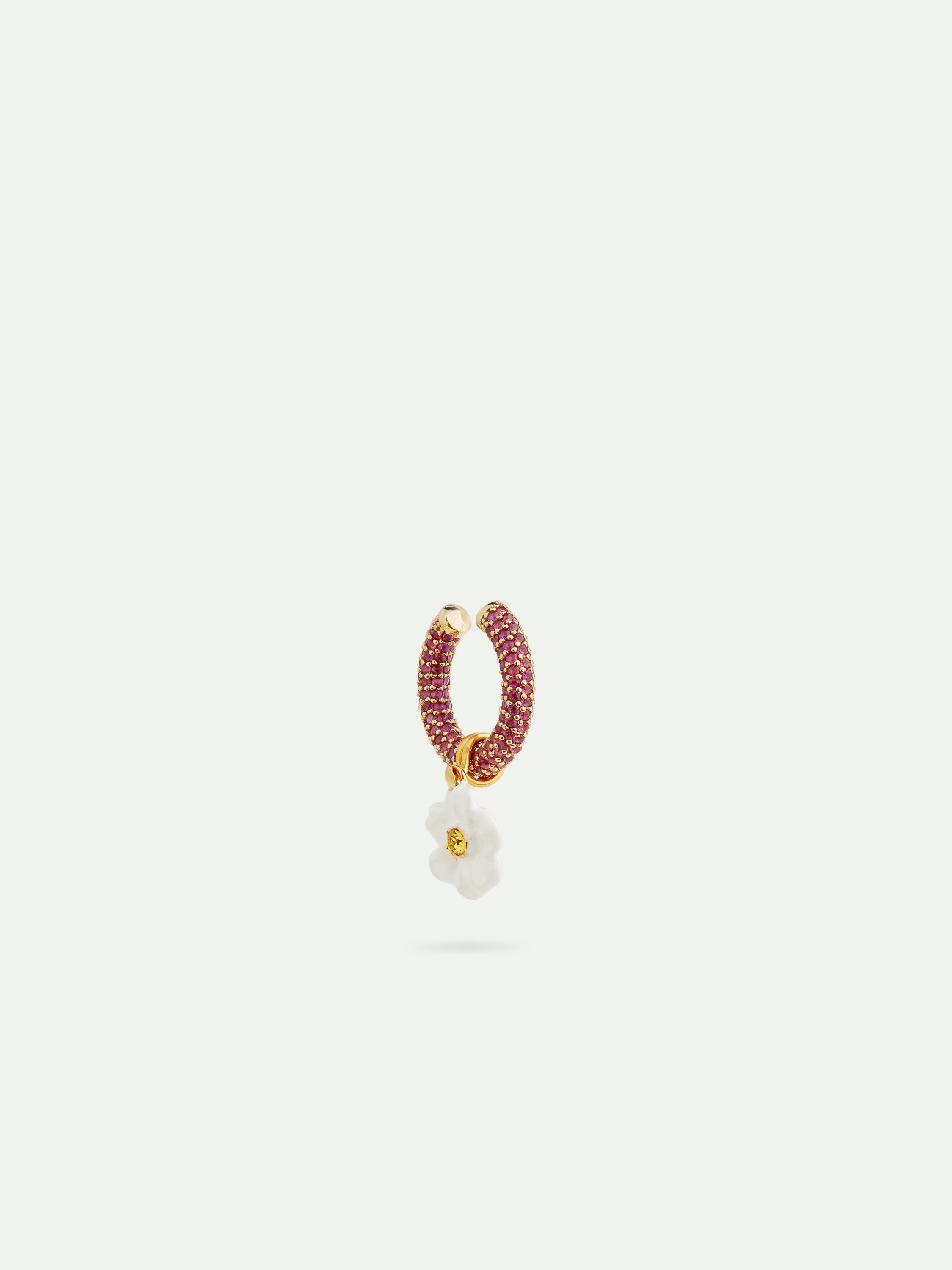 Pendiente ear cuff rojo y flor blanca