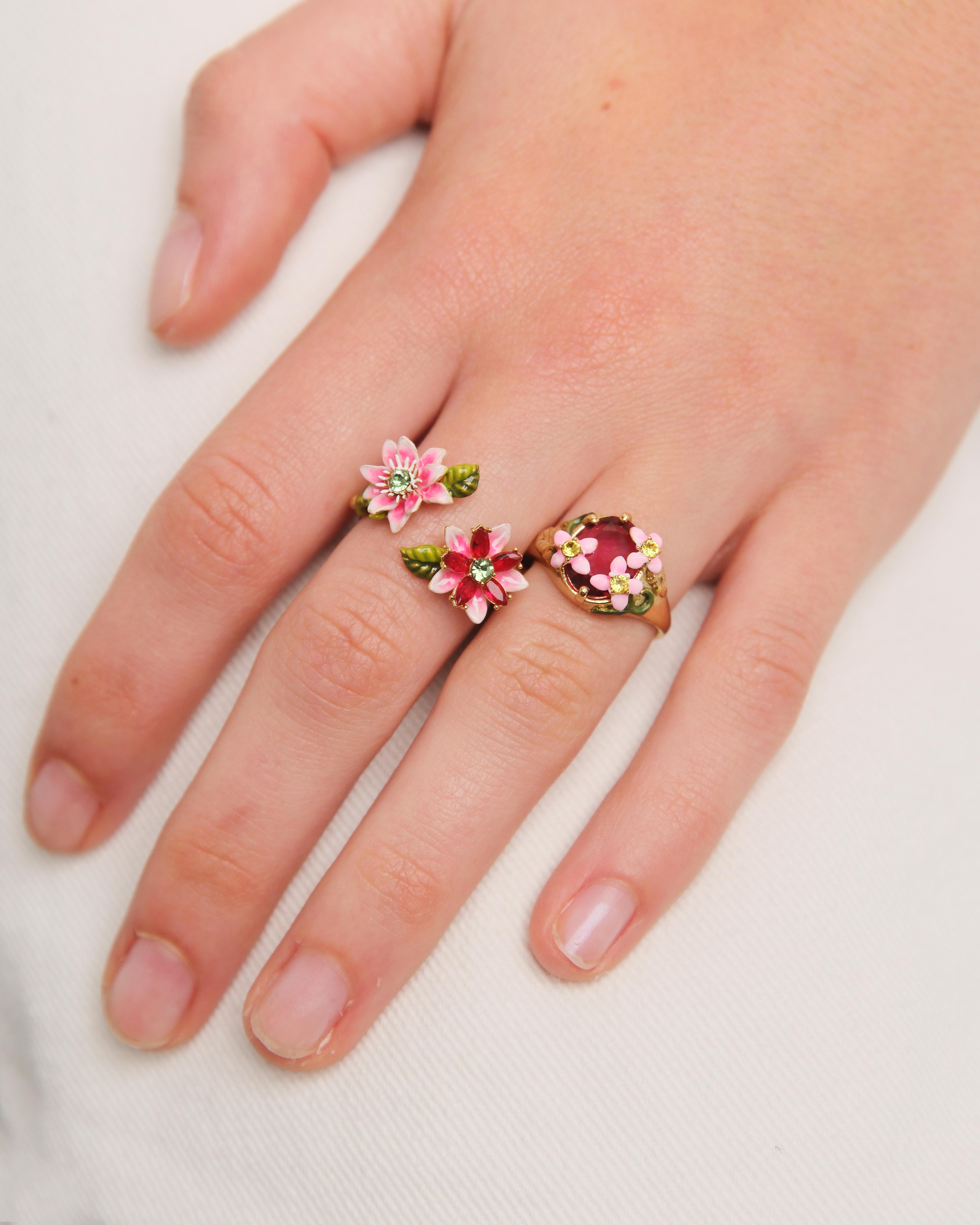 Anillo de cóctel de cristal facetado rosa y flores rosas