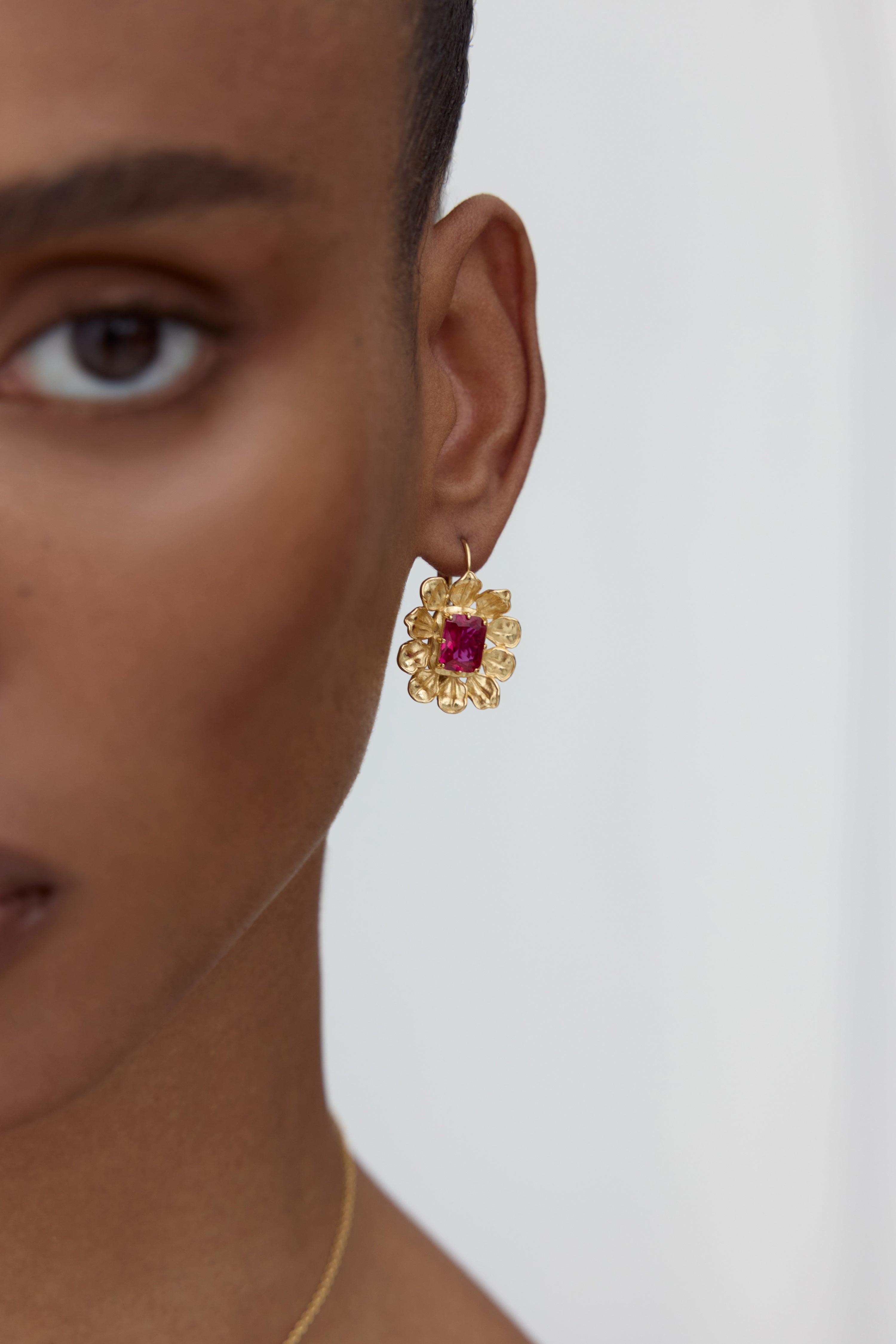 Boucles d'oreilles dormeuses anémone dorée et pierre rose