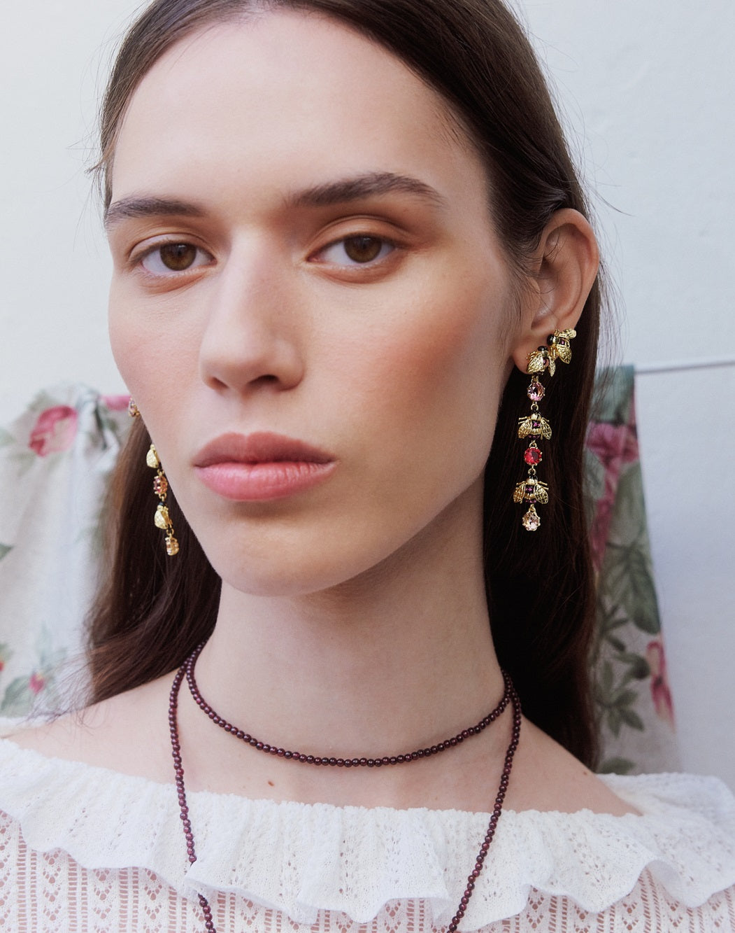 Dangle earrings with gold bees and pink round stones