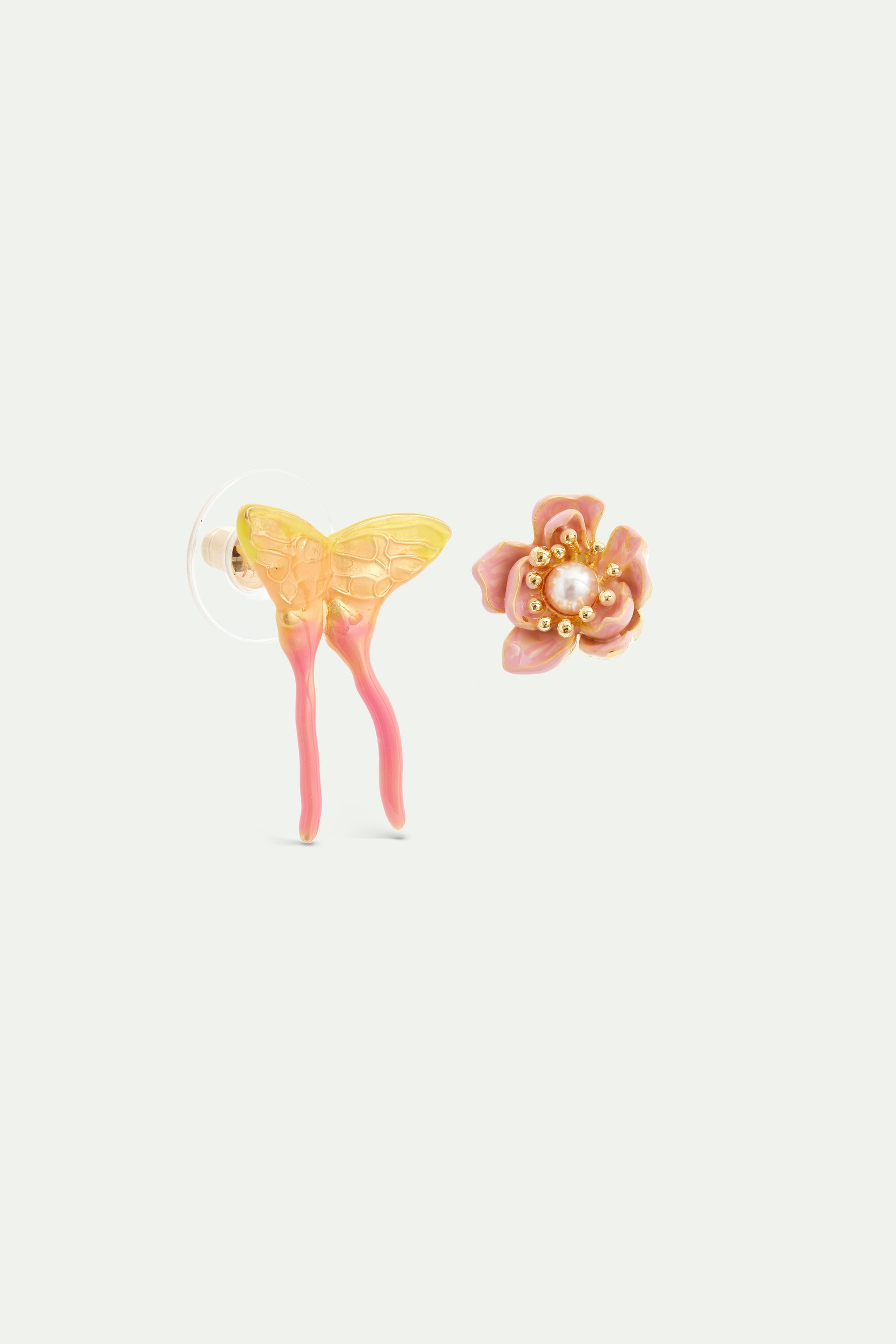 Pendientes asimétricos flor de magnolia rosa y mariposa rosa y amarilla