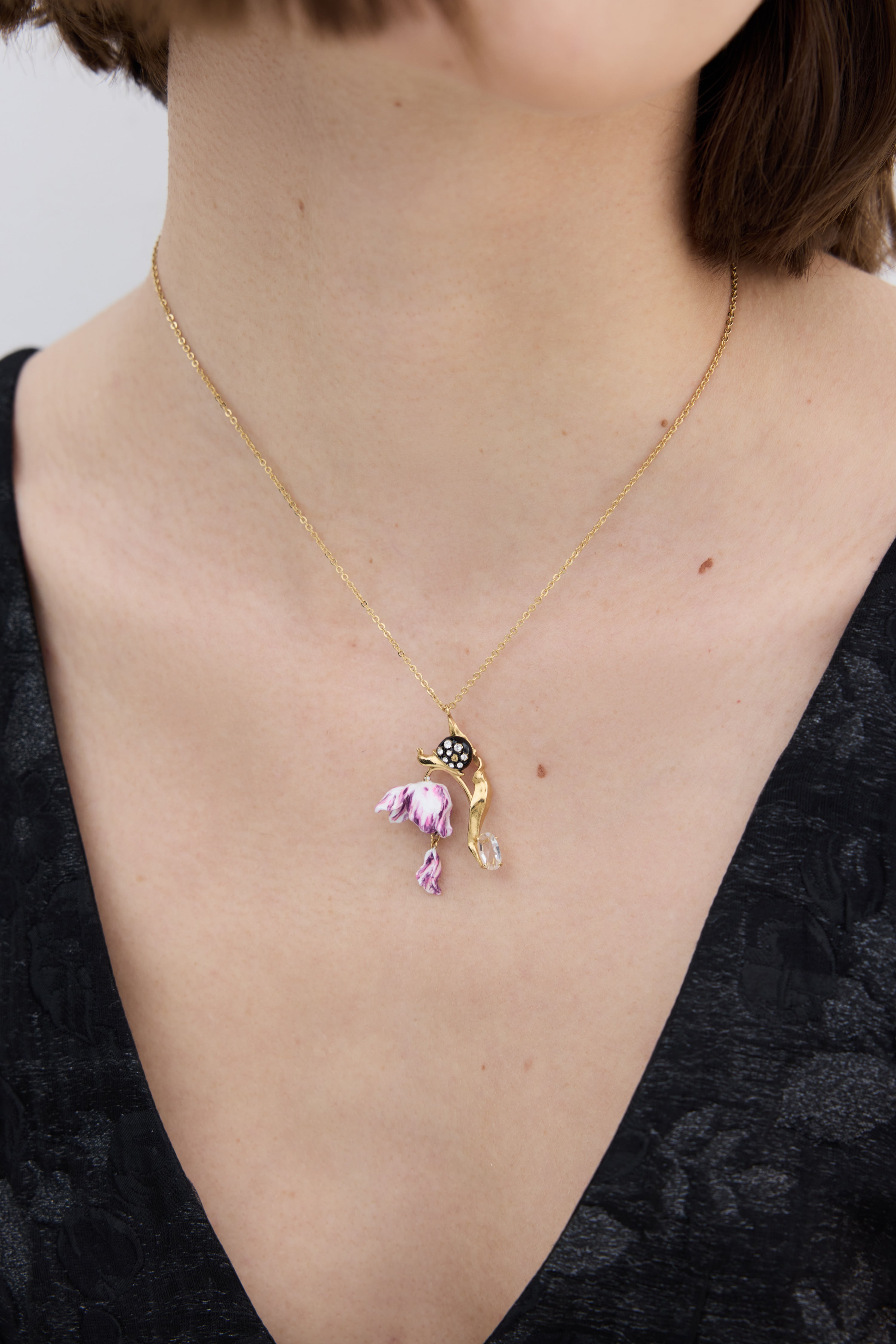 Collar colgante tulipán violeta, caracol y cristal