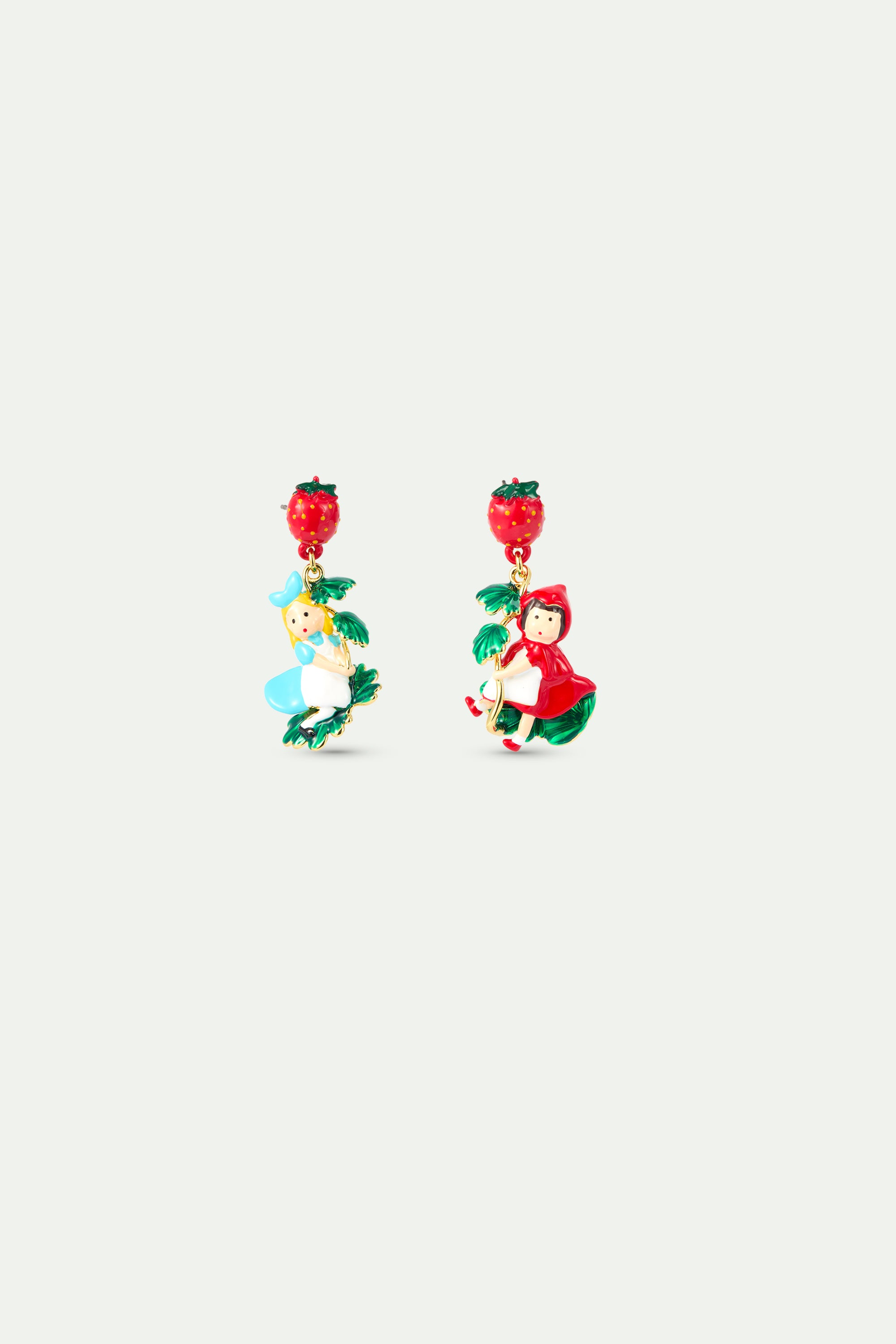 Boucles d'oreilles asymétriques Alice et Petit Chaperon Rouge sur fraisier