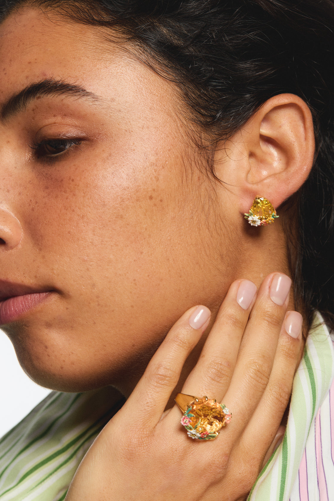 Anillo cóctel piedra facetada rosa ovalada con zinnias y margaritas