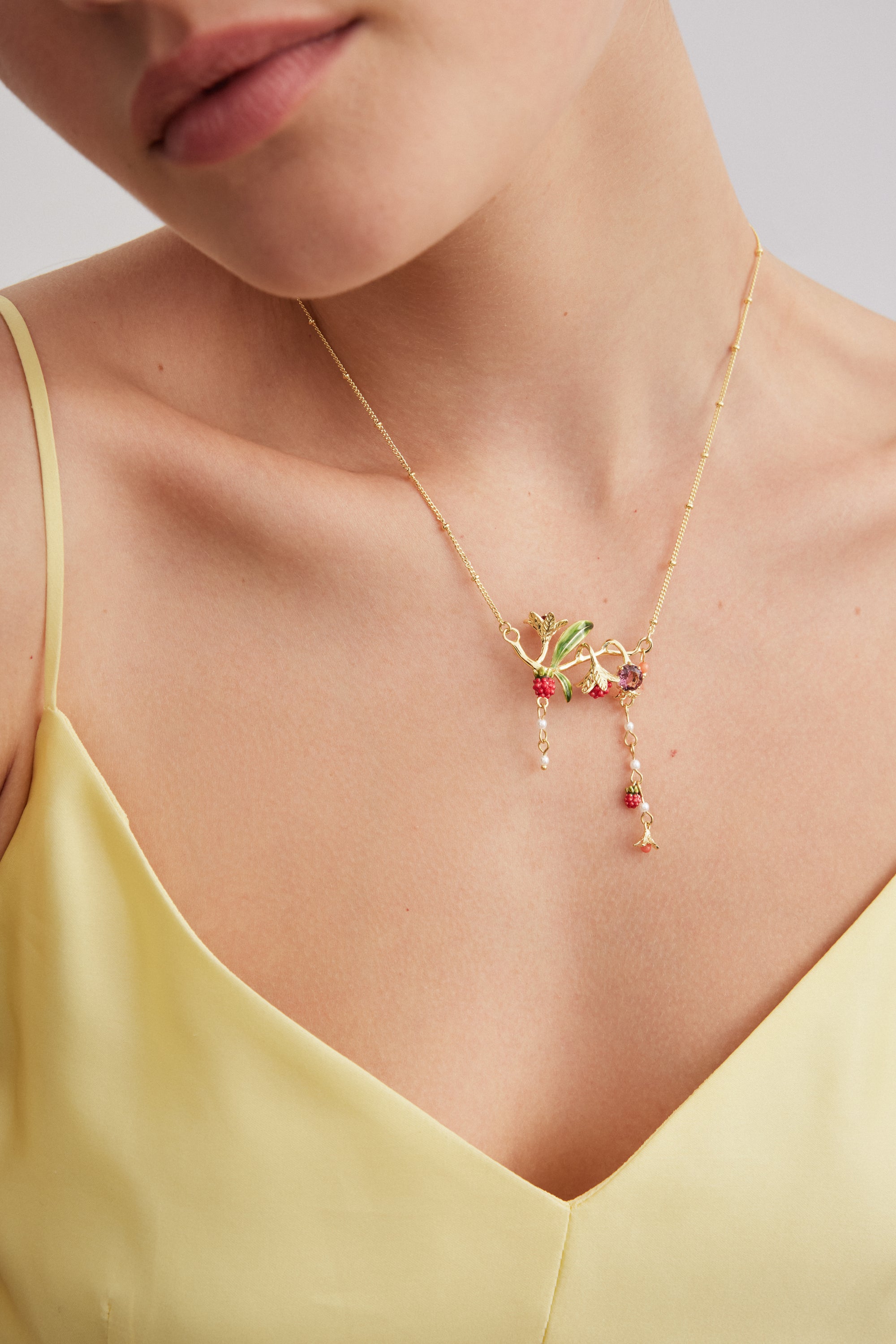 Collar pechera flores, frambuesas, piedras rosas y perlas
