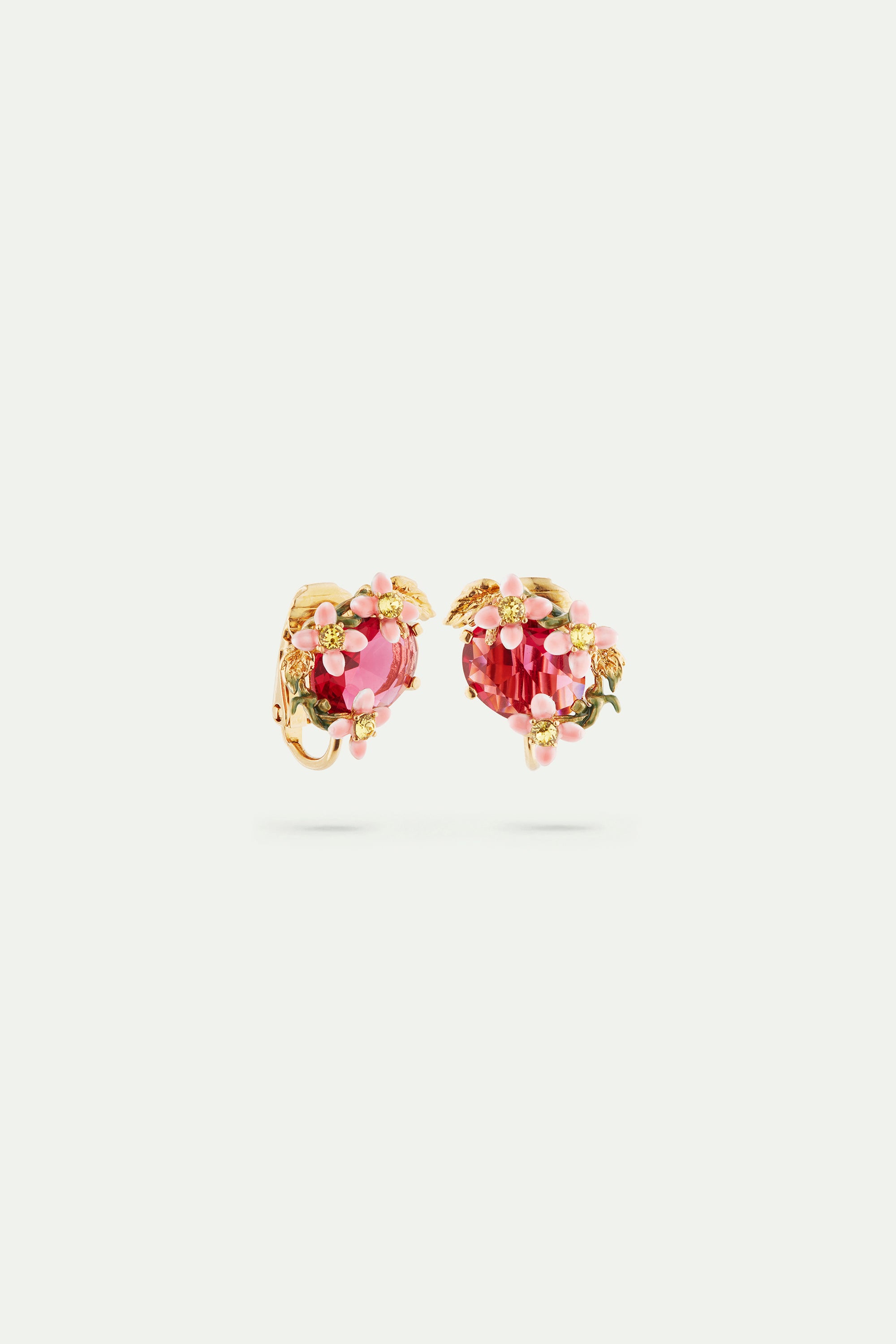 Pendientes de perlas facetadas y flores de clemátide montana rosa