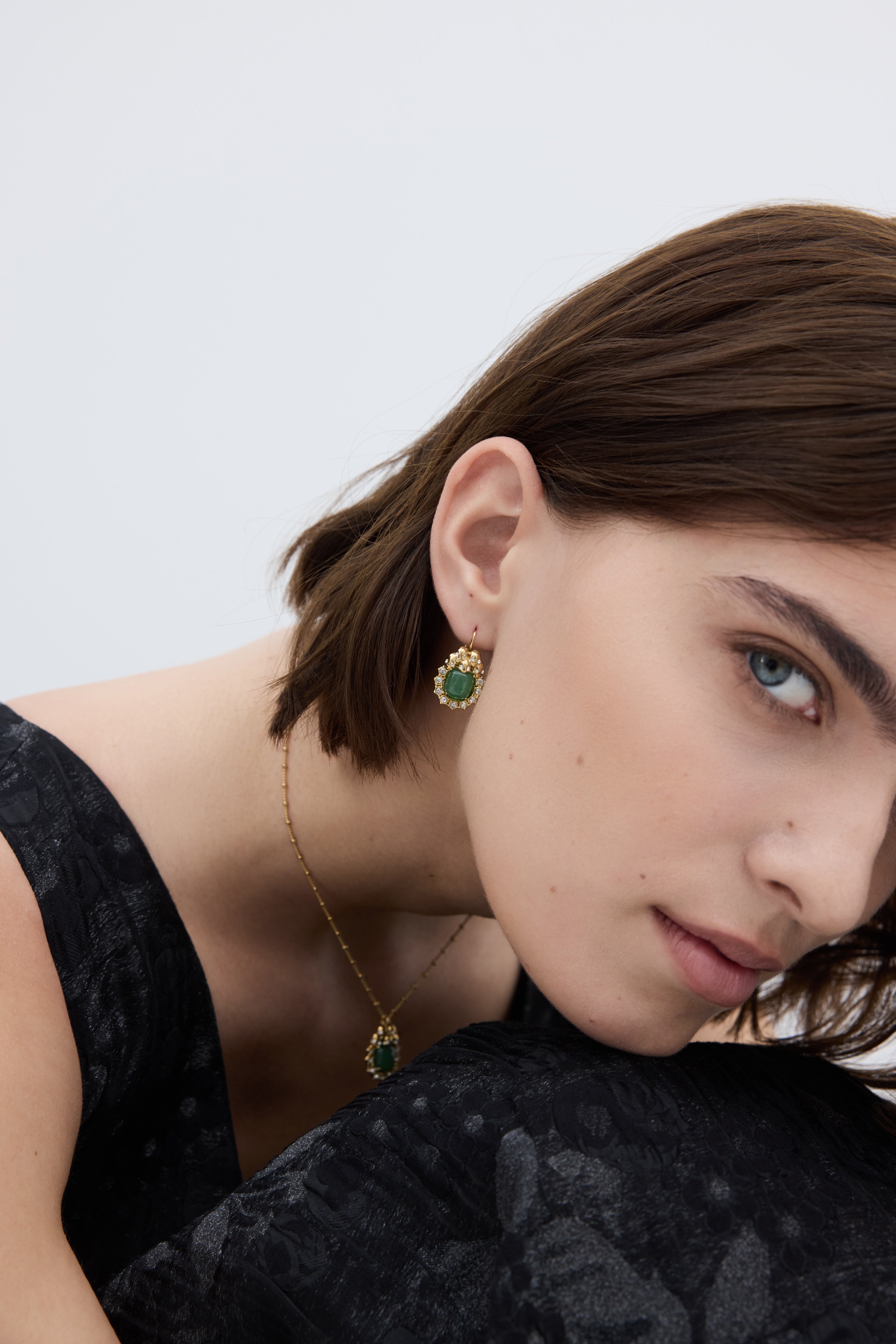 Pendientes dormilonas con aventurina verde, calaveras y cristales